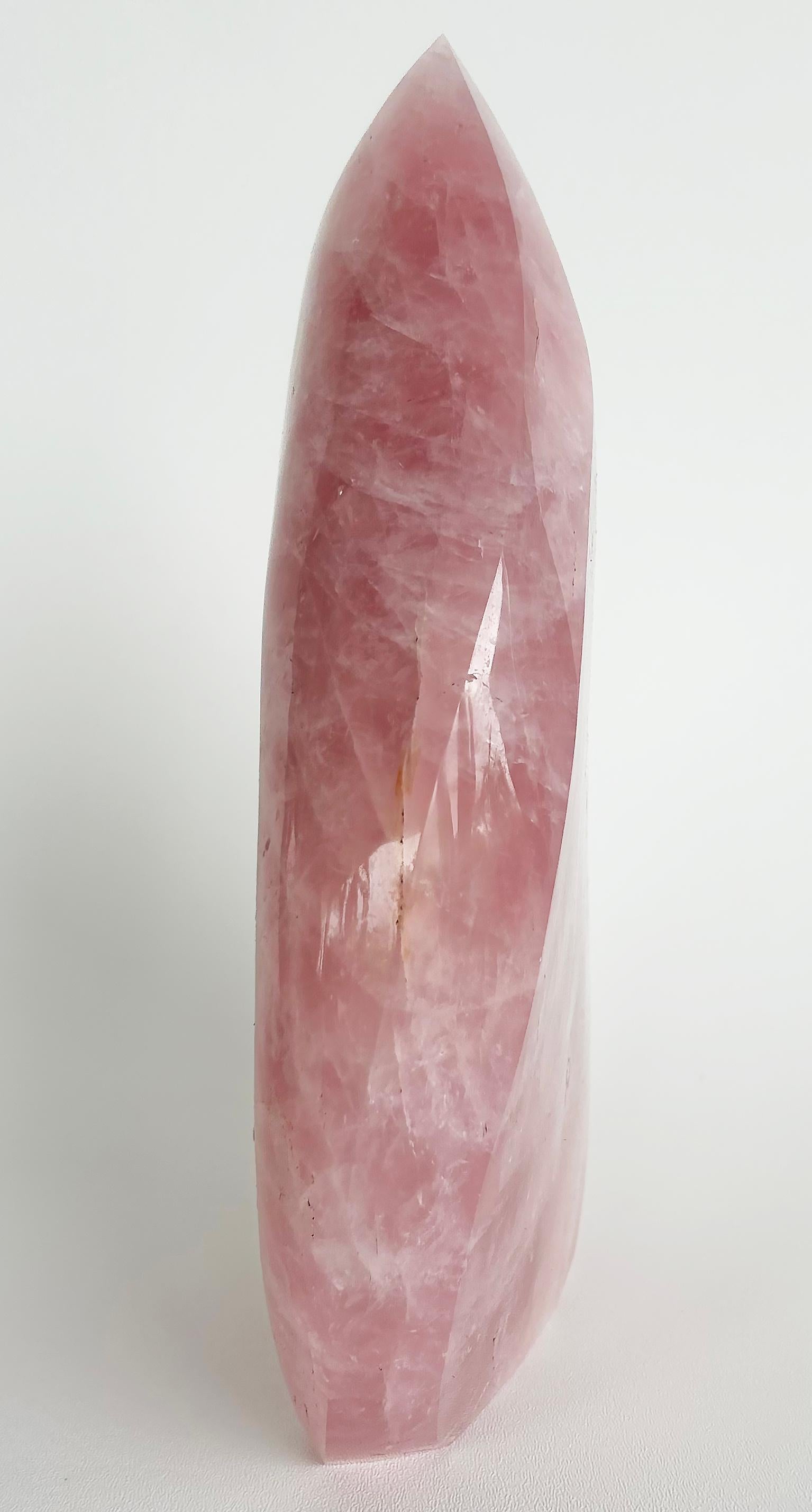 Gran espécimen de lágrima de cuarzo rosa brasileño en forma de llama que pesa 11,2 libras Cuarzo rosa en venta