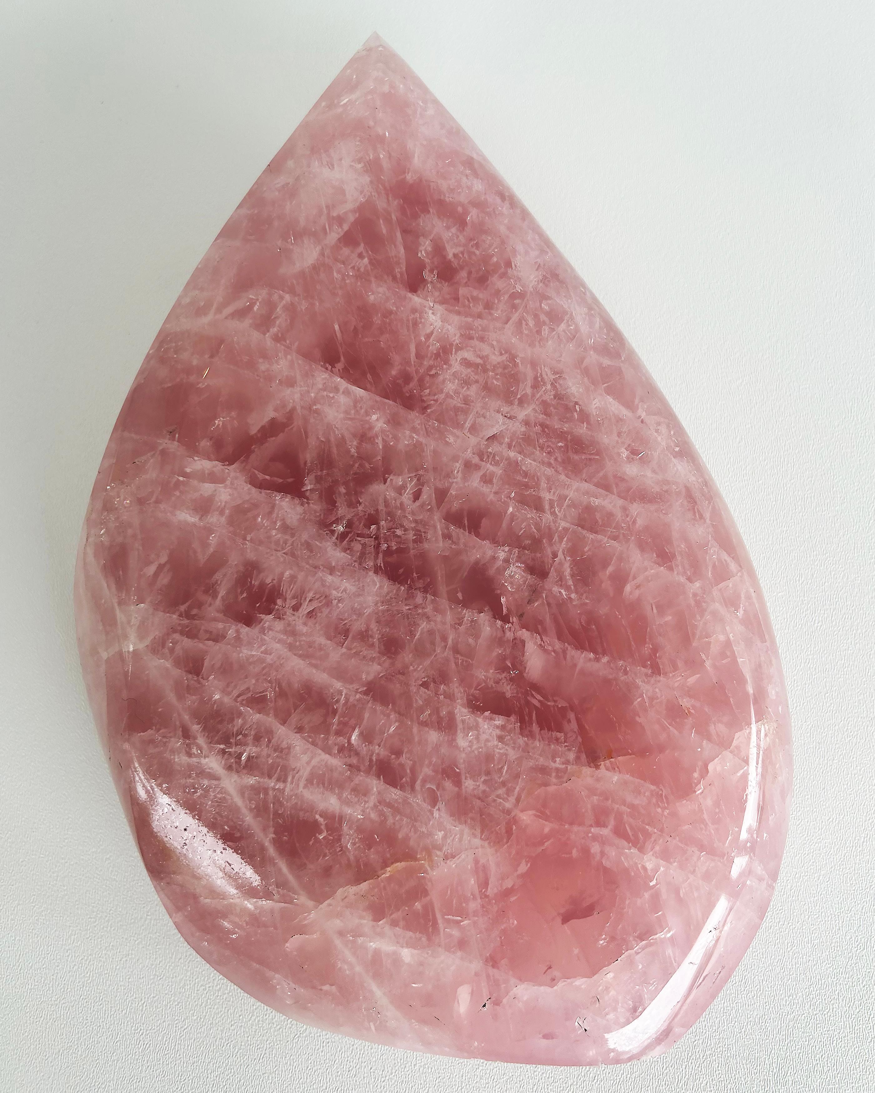 Gran espécimen de lágrima de cuarzo rosa brasileño en forma de llama que pesa 11,2 libras en venta 1