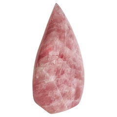 Gran espécimen de lágrima de cuarzo rosa brasileño en forma de llama que pesa 11,2 libras