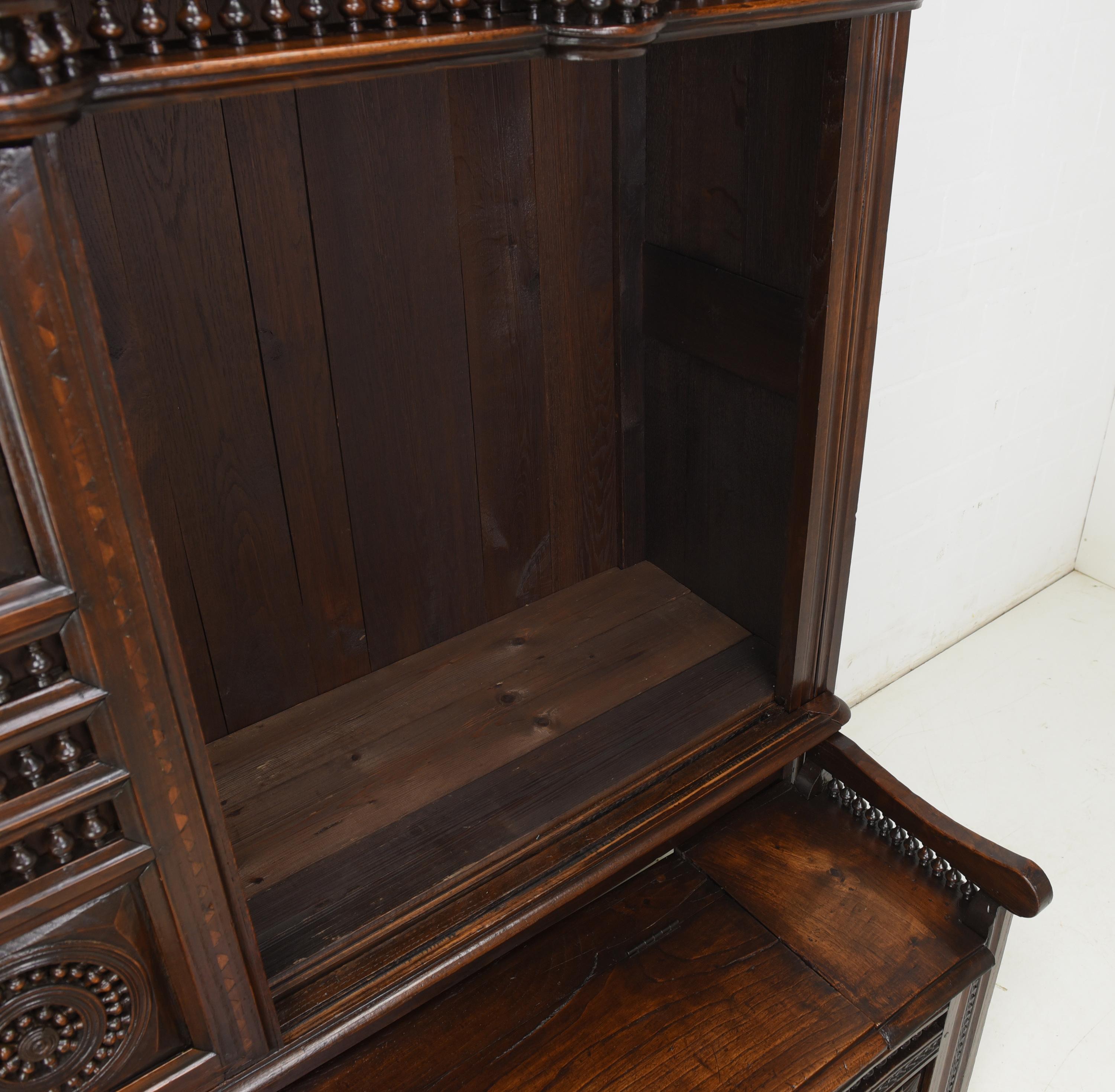 Large Breton Cabinet with Bench in Chestnut and Oak, 1880 In Good Condition For Sale In Lüdinghausen, DE