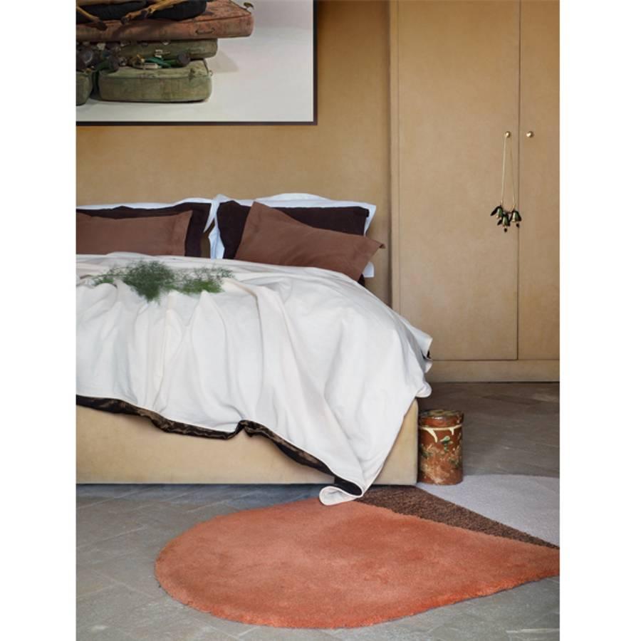 Grand tapis Triptyque Oci marron brique de Seraina Lareida en vente 3