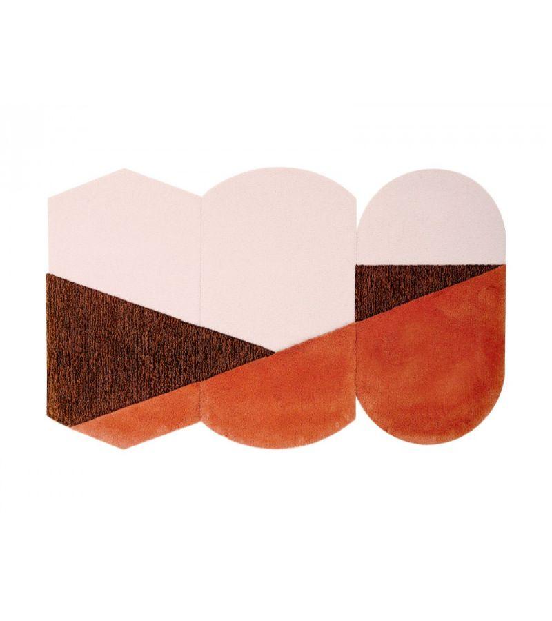 Grand triptyque de tapis Oci brun brique par Seraina Lareida
Dimensions : L 450 x H 280 cm 
MATERIAL : 100 % laine de première qualité deNew. Couleur brun brique, rose clair. 
Également disponible dans les tailles Small et Medium et dans les