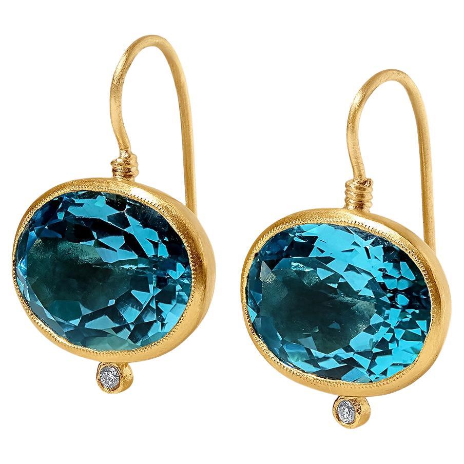 Grandes boucles d'oreilles en or 24 carats avec diamants et topaze bleue ovale de 22,15 carats 