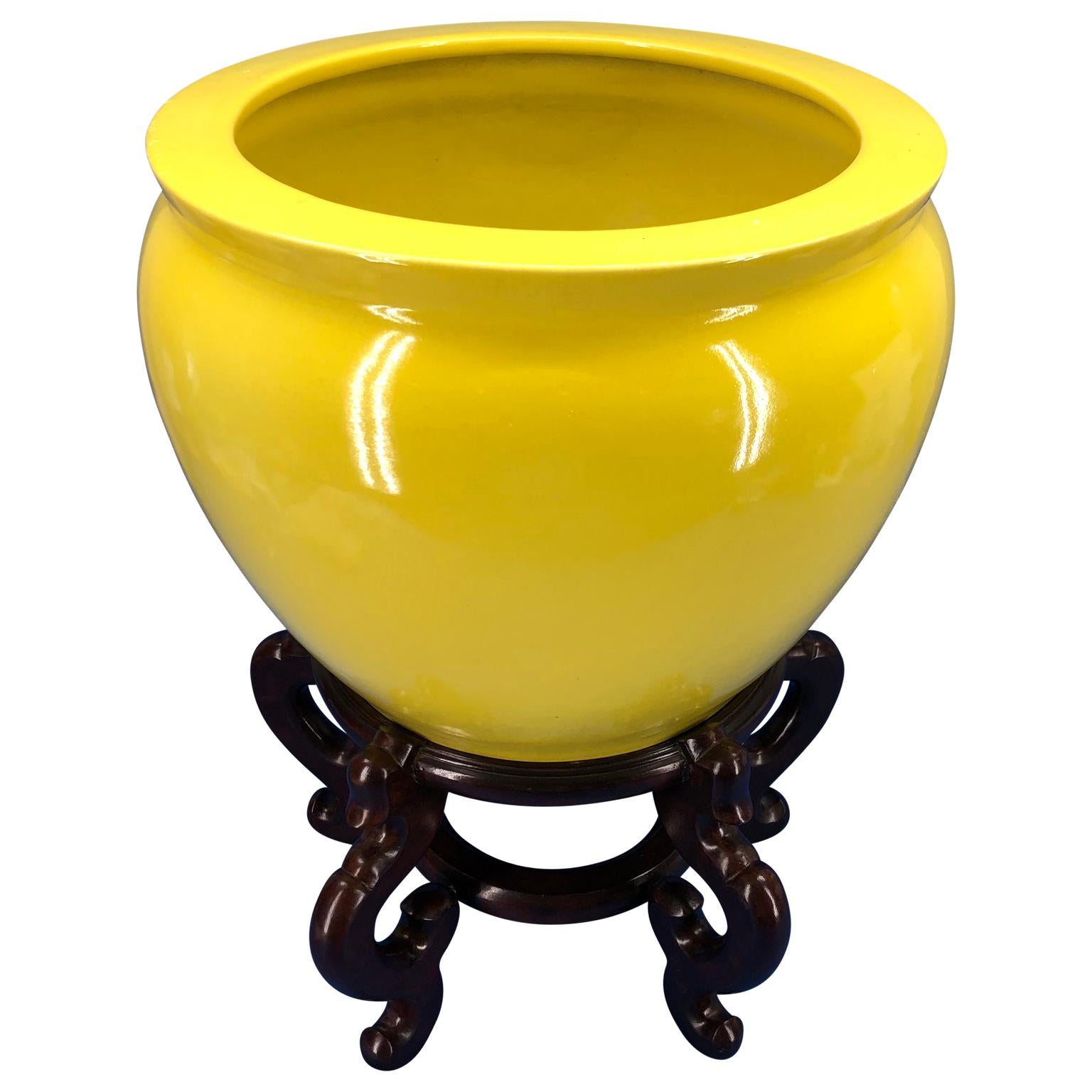 Chinois Grand bol Jardinière en porcelaine peinte à la main jaune vif sur un Stand en bois en vente