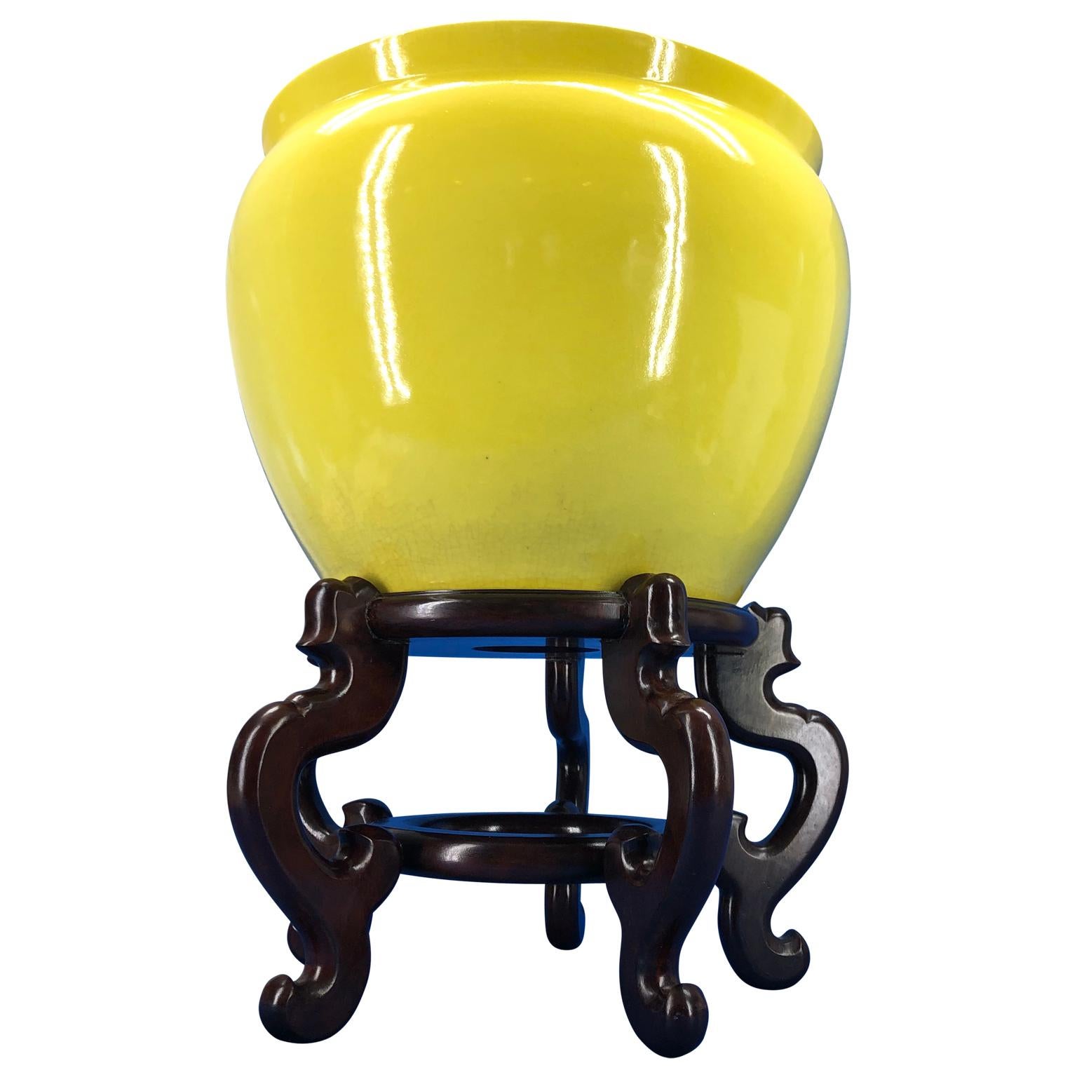Fait main Grand bol Jardinière en porcelaine peinte à la main jaune vif sur un Stand en bois en vente