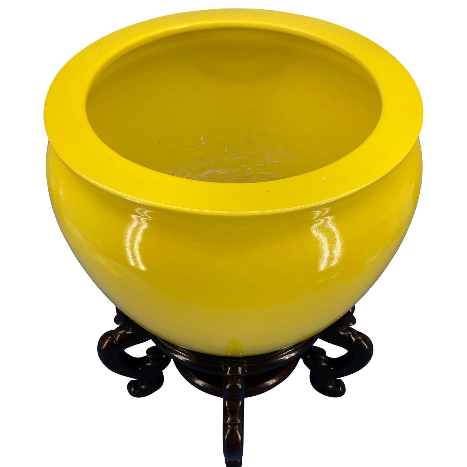 Gran cuenco Jardinière de porcelana amarilla brillante pintado a mano sobre soporte de madera siglo XX en venta