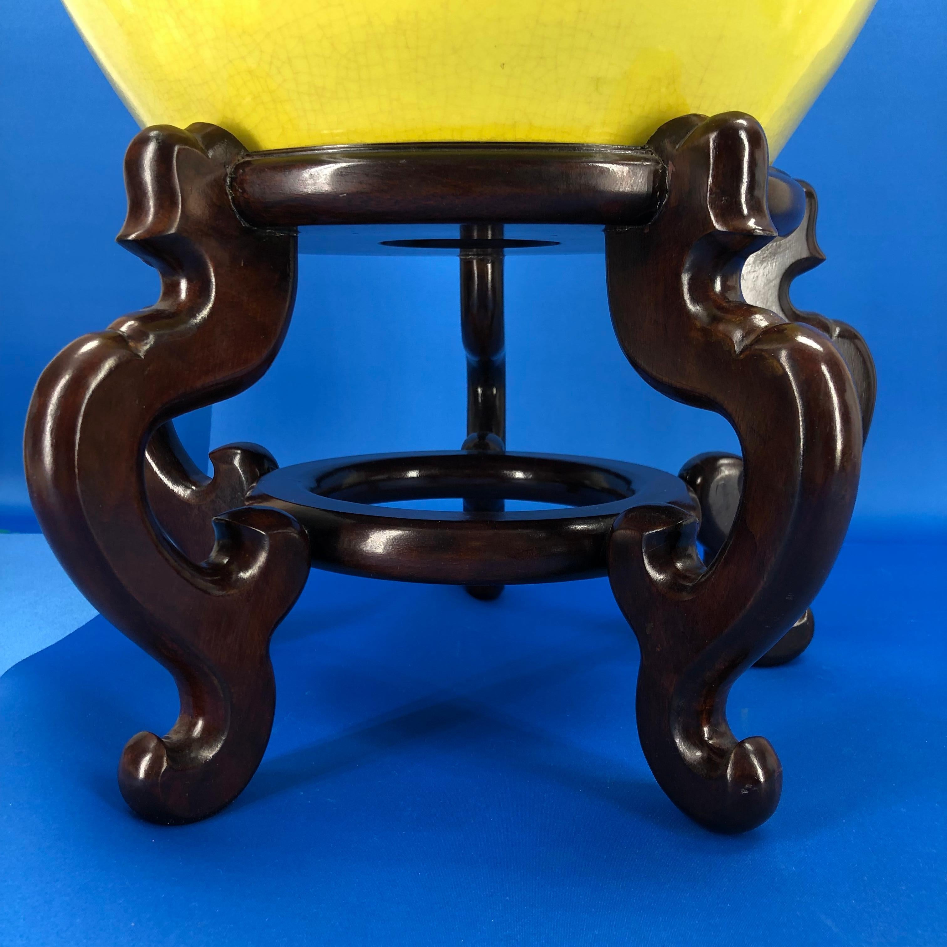 Grand bol Jardinière en porcelaine peinte à la main jaune vif sur un Stand en bois en vente 2