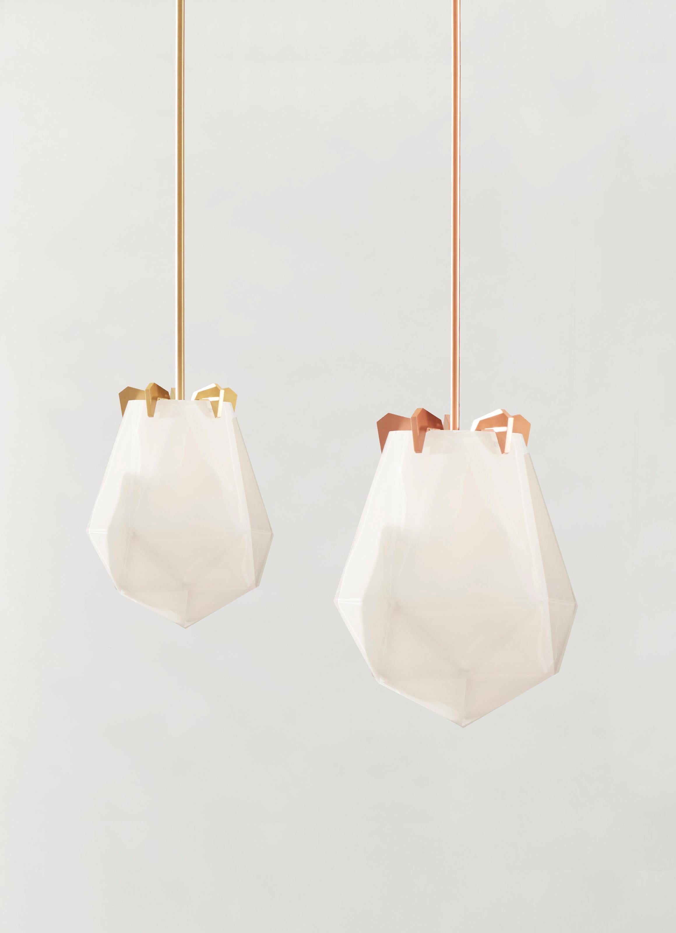 A powerful warm light diffused through double-blown glass, the Briolette showcases striking prismatic contours held by the brand’s signature metallic prongs. A dynamic interplay of sharp and delicate, the satin brass, nickel, and copper, or black