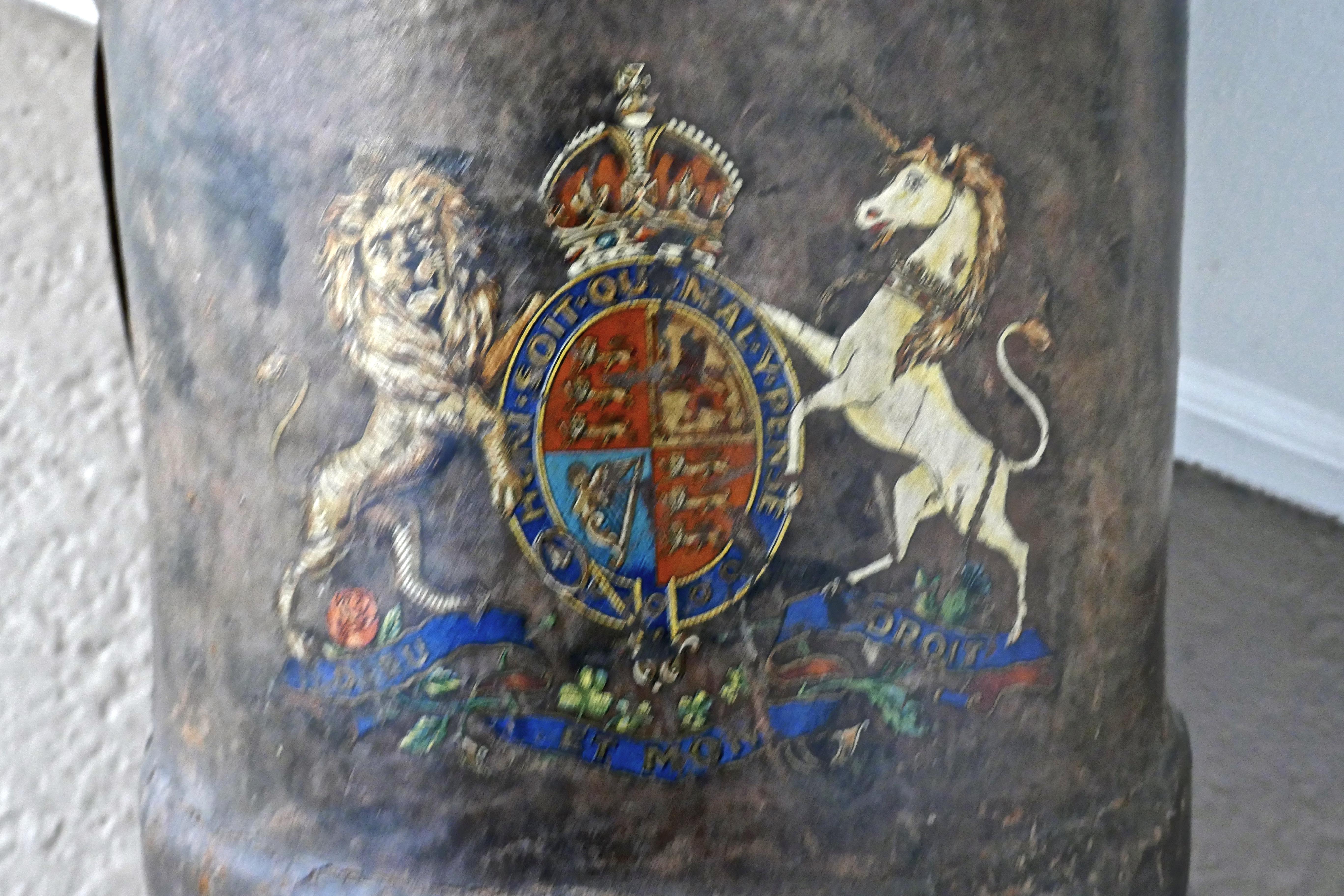 Grand porte-obus d'artillerie en toile de l'armée britannique:: seau à charbon ou à bûches doublé de zinc

Il s'agit d'un porte-obus d'artillerie en cuir fabriqué par un sellier:: il a une poignée en cuir et est peint à la main avec un blason royal
