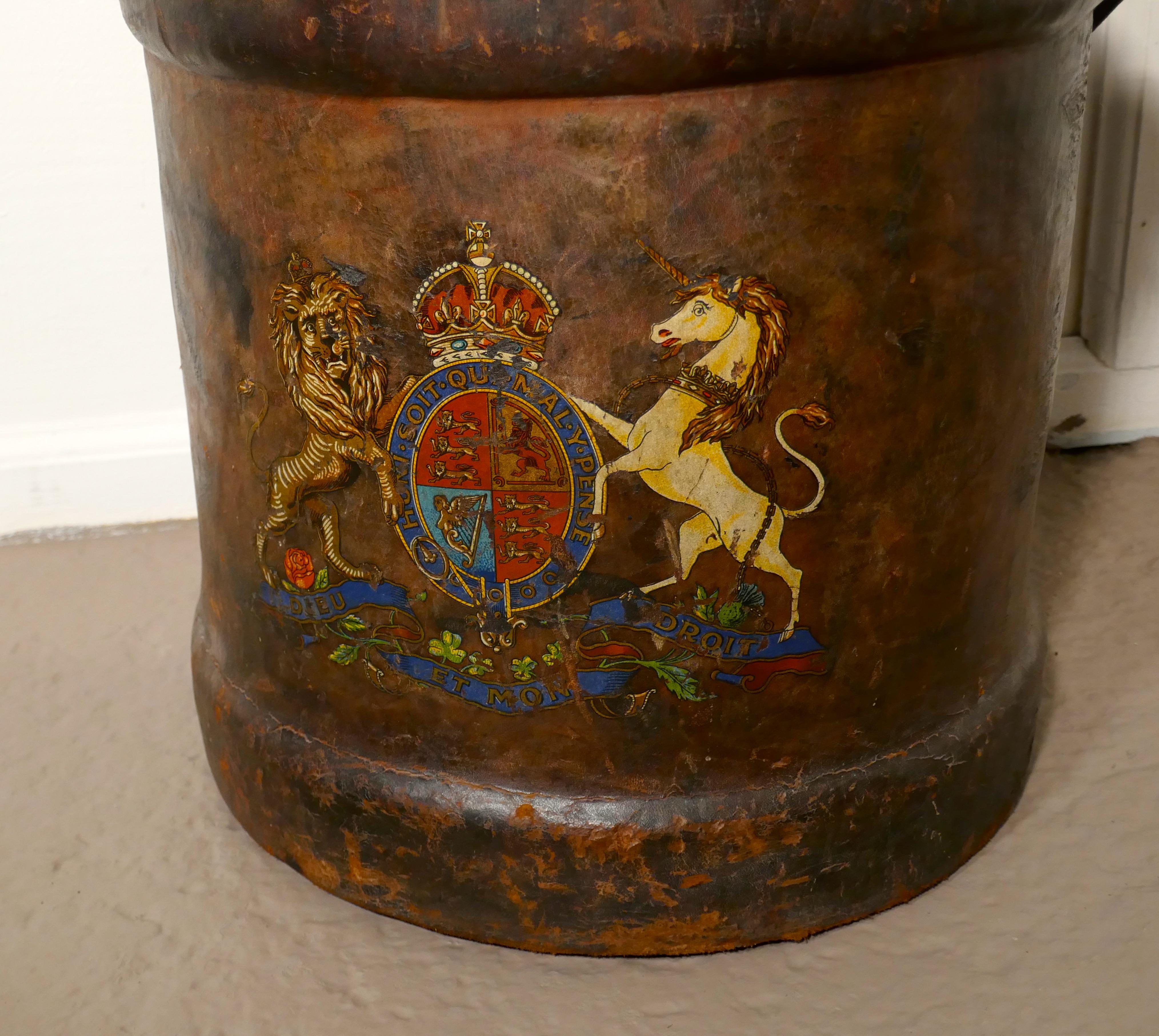 XIXe siècle Grand porte-obus d'artillerie en toile de l'armée britannique:: seau à charbon ou à bûches doublé de zinc