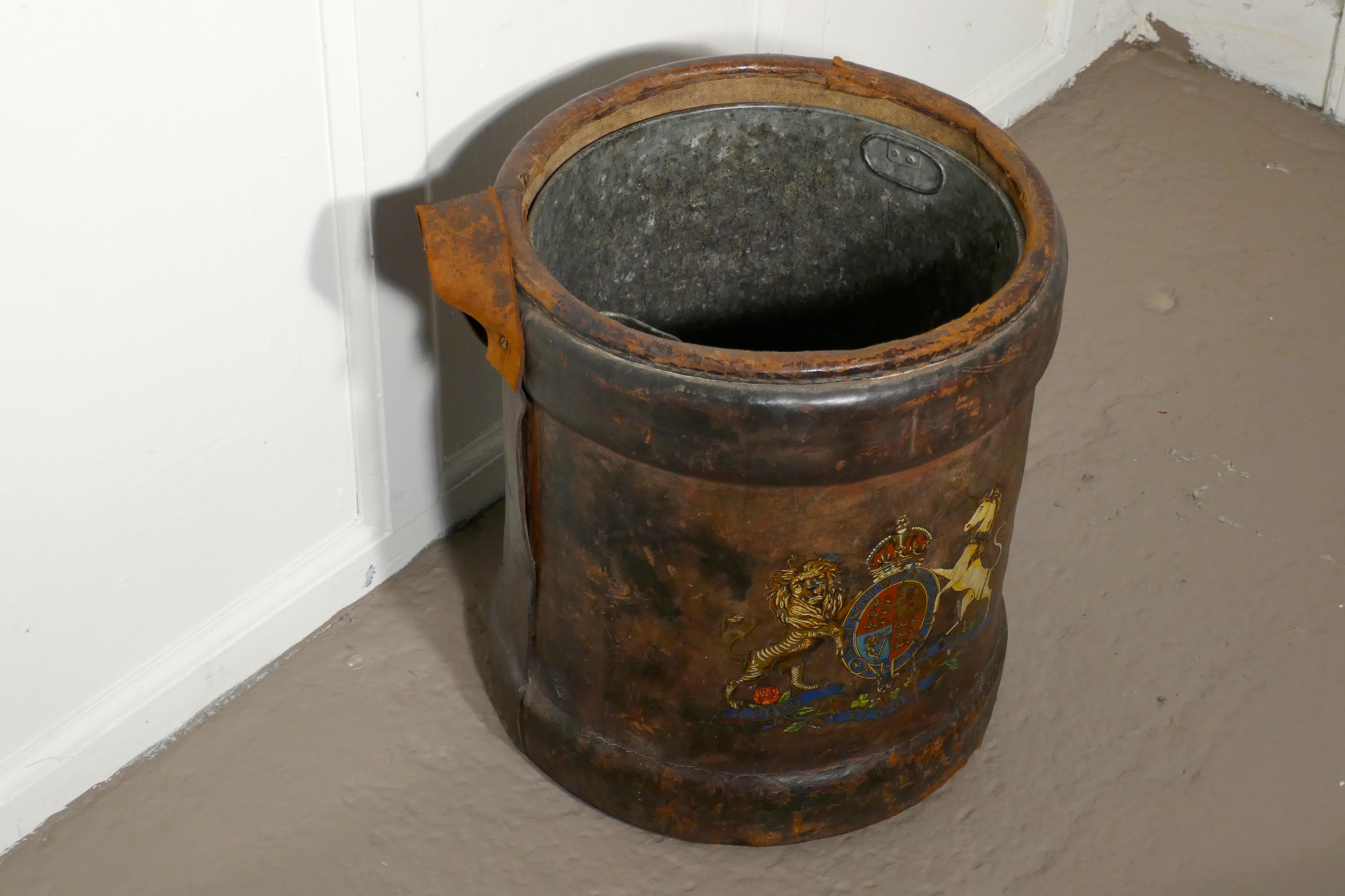 Cuir Grand porte-obus d'artillerie en toile de l'armée britannique:: seau à charbon ou à bûches doublé de zinc