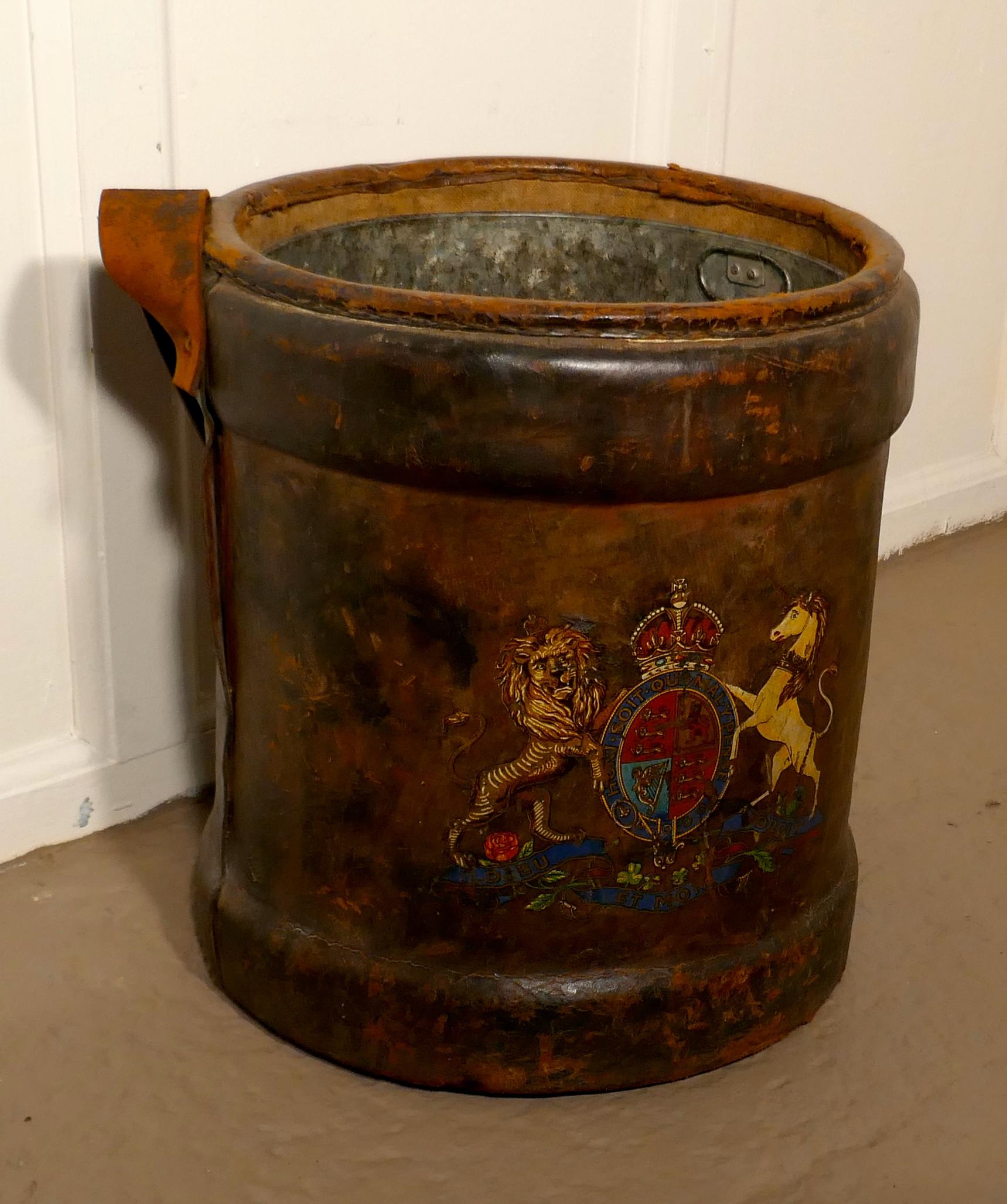 Grand porte-obus d'artillerie en toile de l'armée britannique:: seau à charbon ou à bûches doublé de zinc 1