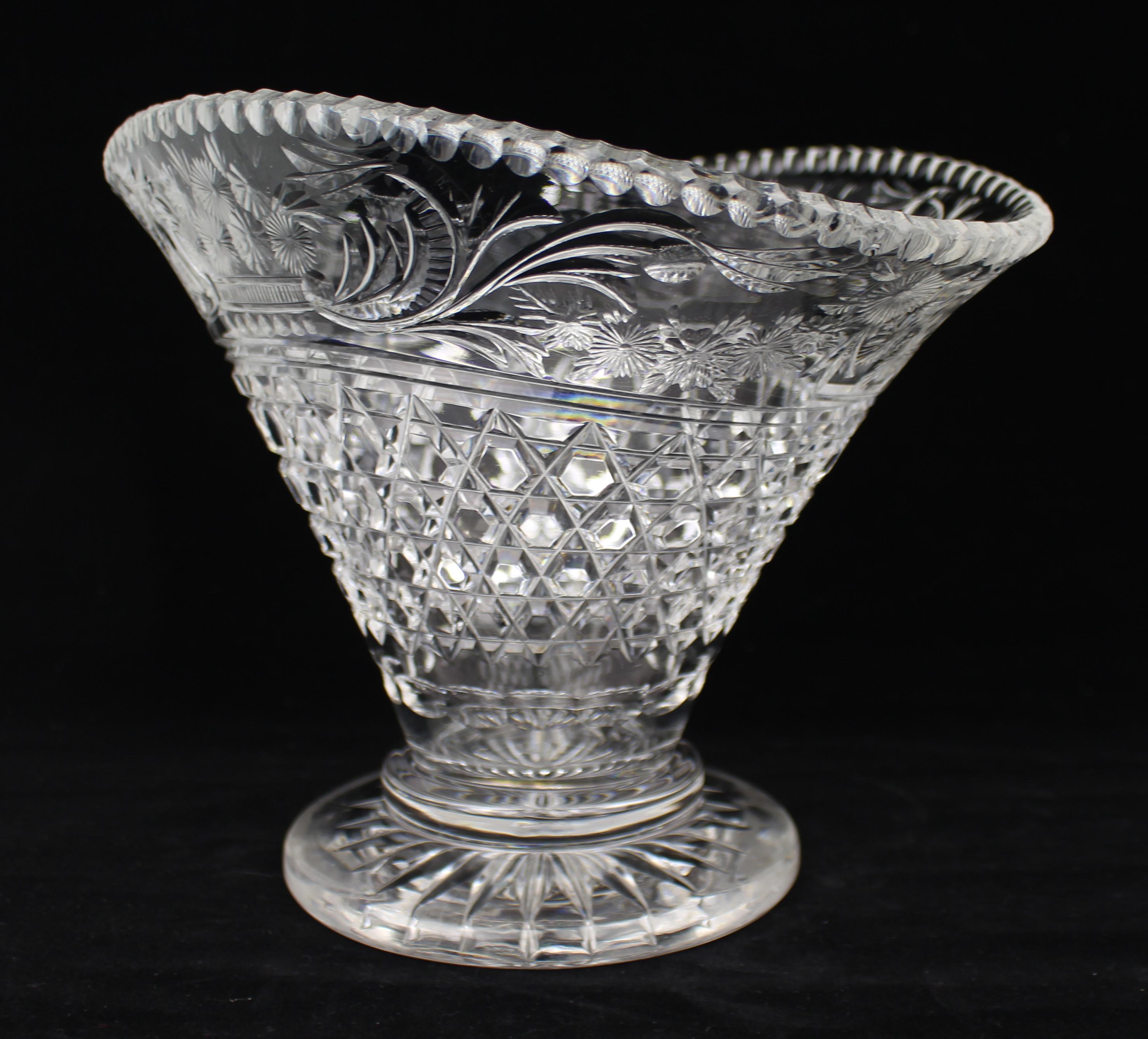 Grand vase à piédestal en cristal taillé britannique, Stourbridge, vers les années 1950 Bon état - En vente à Worcester, GB