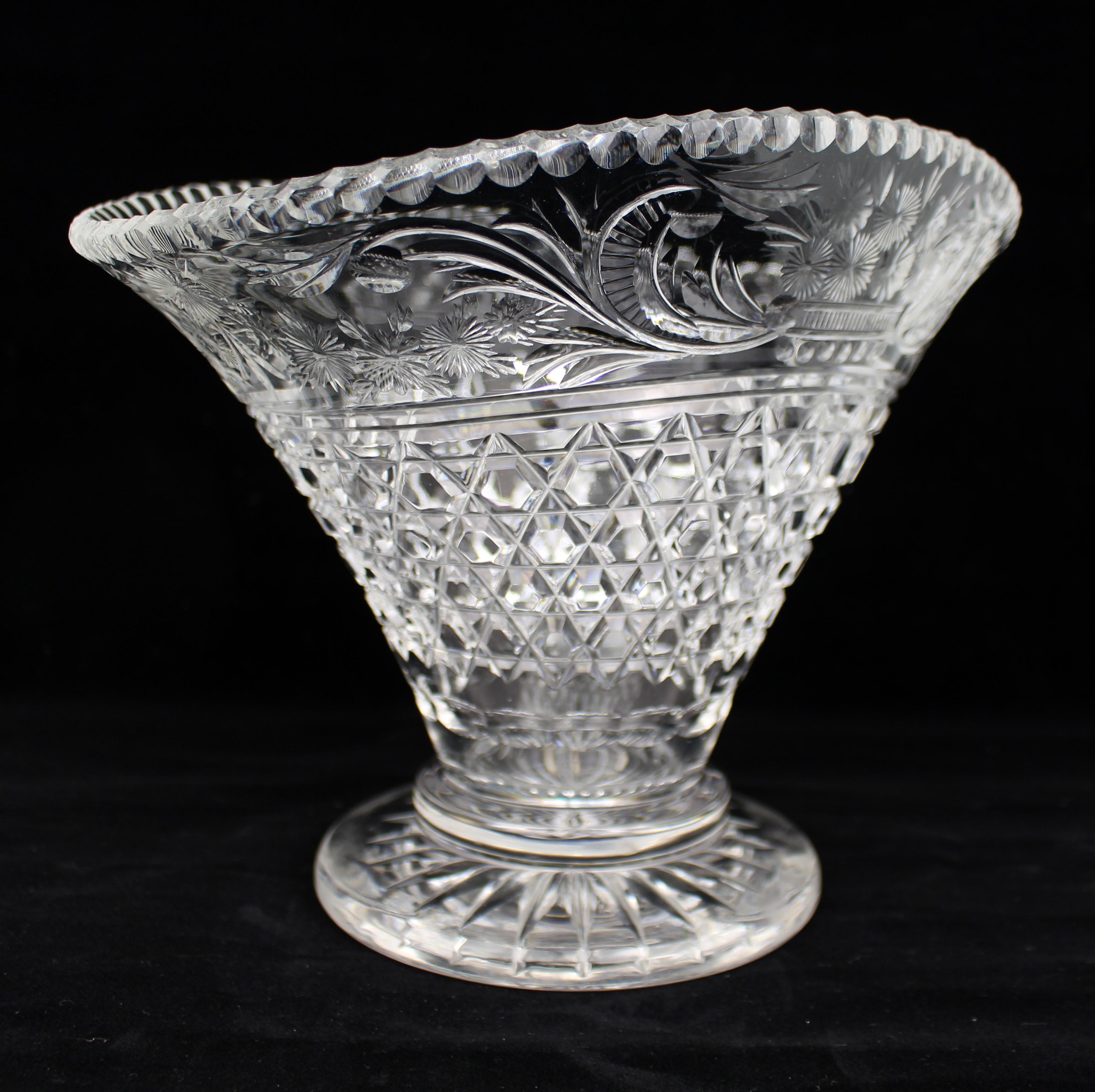 20ième siècle Grand vase à piédestal en cristal taillé britannique, Stourbridge, vers les années 1950 en vente