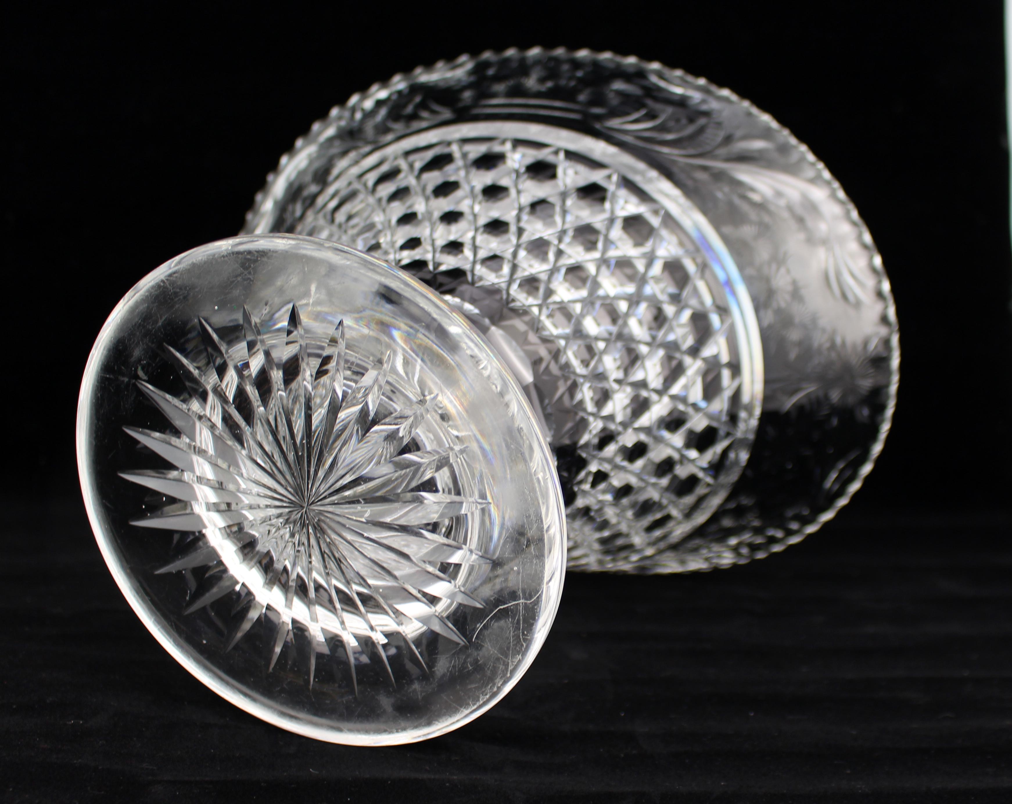 Verre taillé Grand vase à piédestal en cristal taillé britannique, Stourbridge, vers les années 1950 en vente