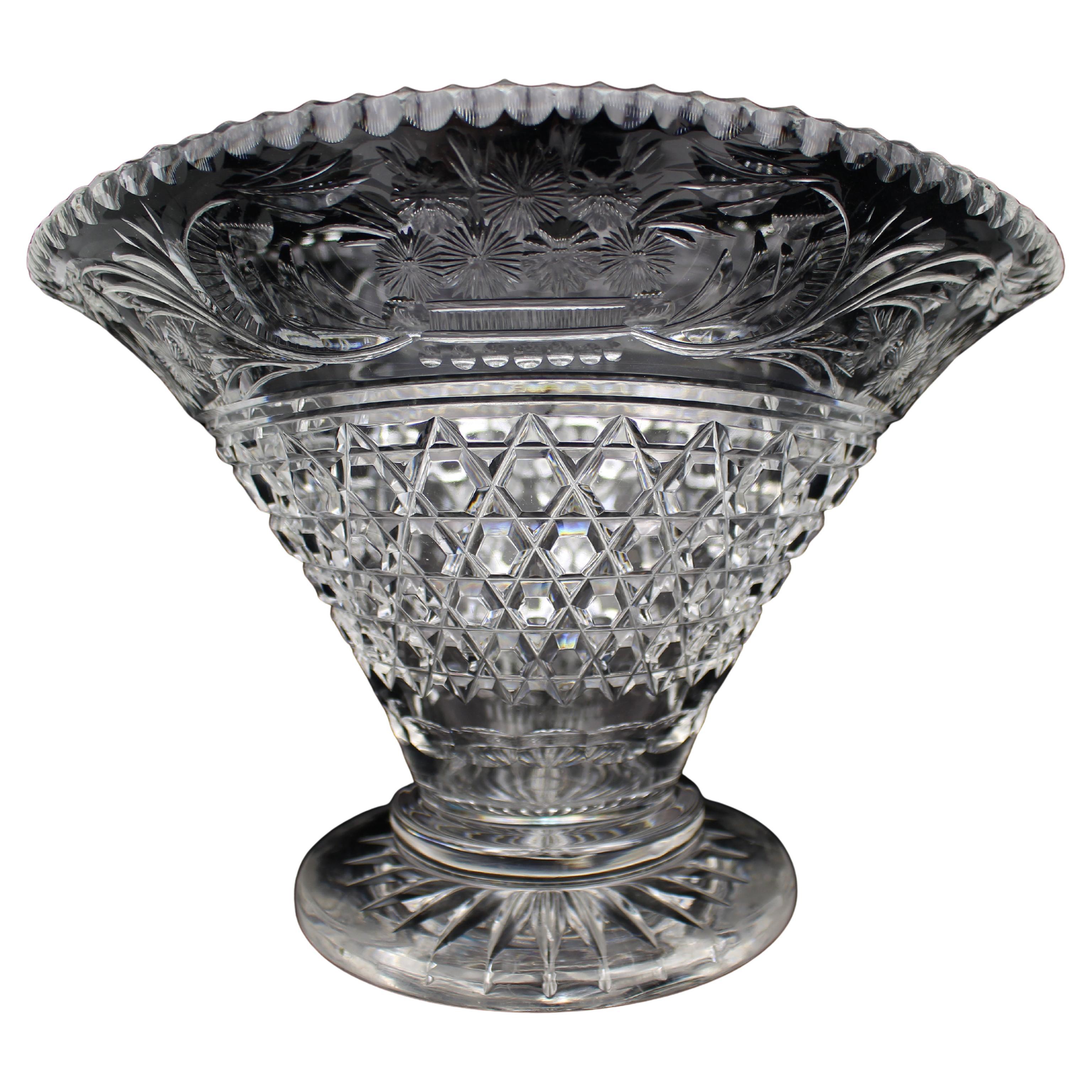 Grand vase à piédestal en cristal taillé britannique, Stourbridge, vers les années 1950 en vente