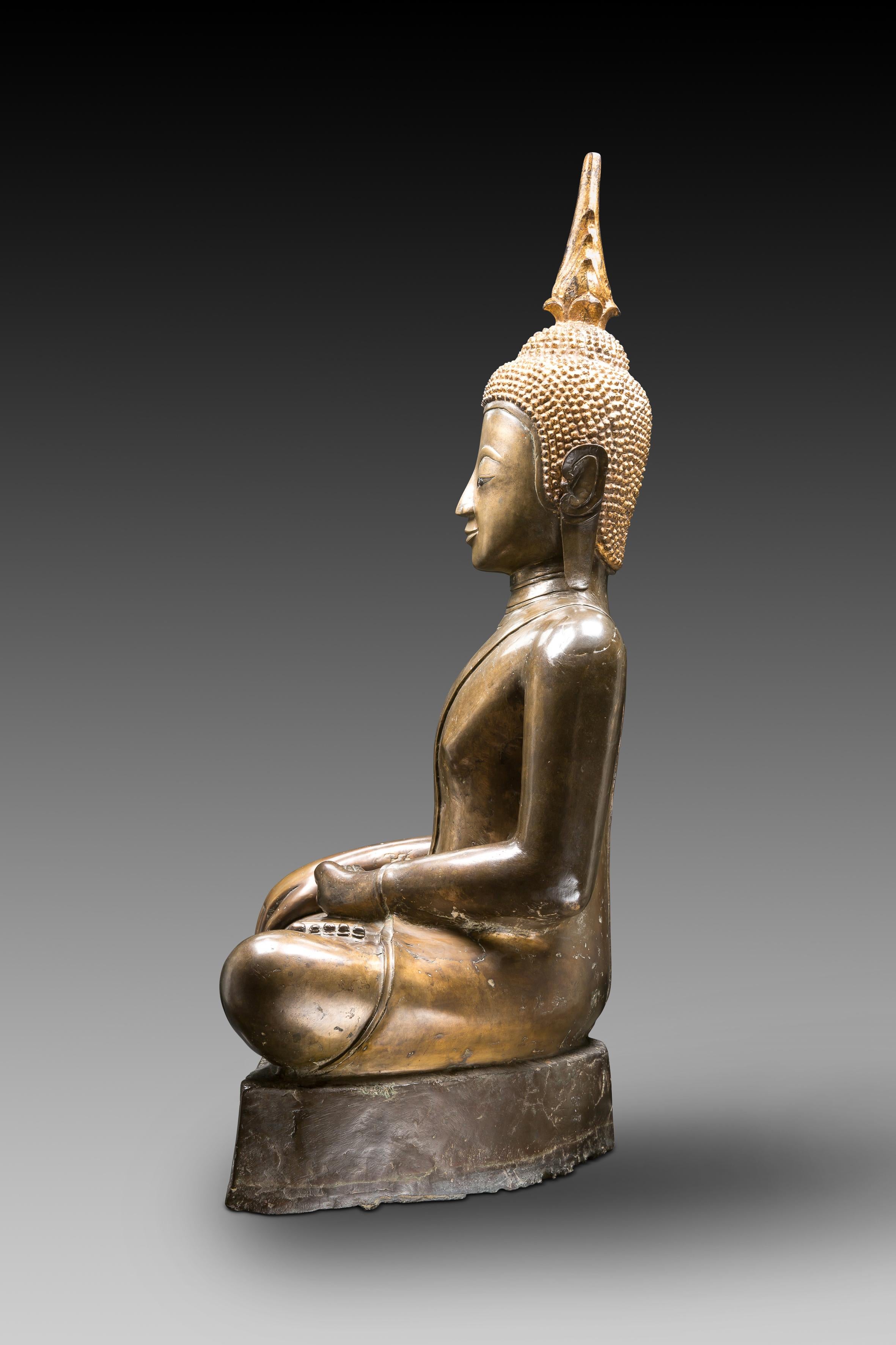 Large Bronze Alloy Figure of Buddha Maravijaya In Good Condition For Sale In Paris, FR