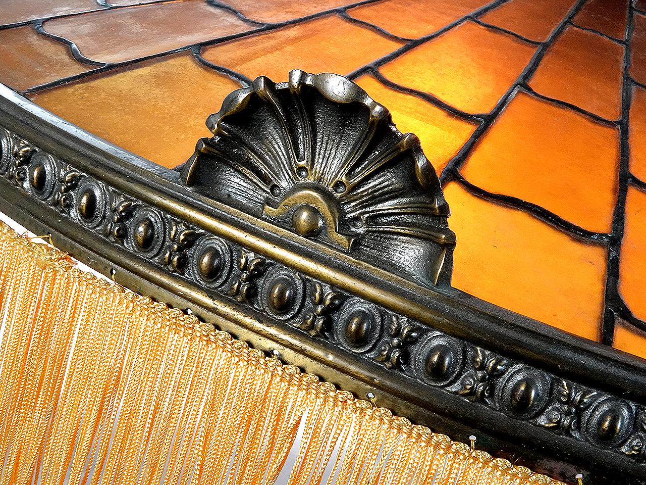 Al momento questa è una delle mie lampade preferite. Se avessi un posto dove metterla, la porterei a casa. Il colore, lo stile, la forma, la qualità... Tutto funziona alla perfezione e crea qualcosa di giusto e di buon gusto. La vetrata color ambra