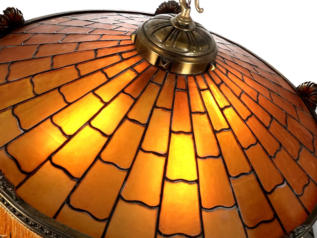 Americano Grande lampadario in bronzo e vetro piombato color ambra di Arts and Crafts in vendita