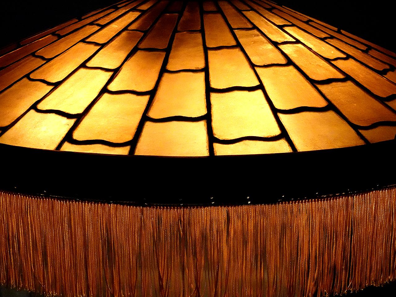XX secolo Grande lampadario in bronzo e vetro piombato color ambra di Arts and Crafts in vendita