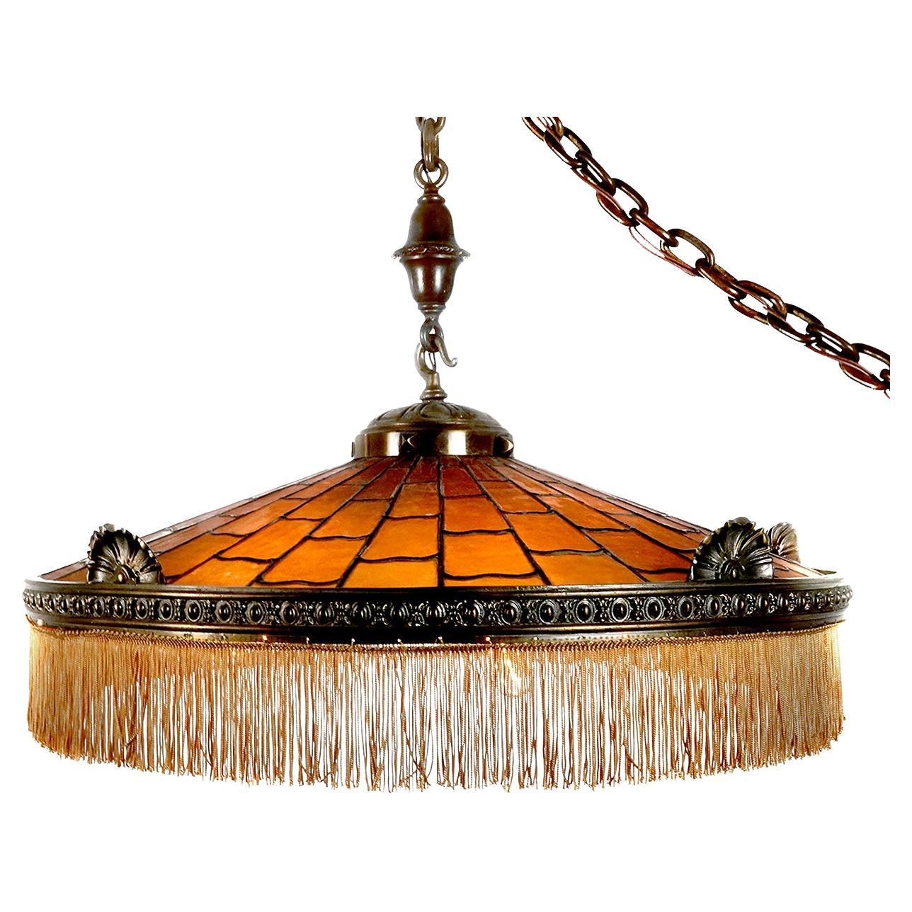 Grande lampadario in bronzo e vetro piombato color ambra di Arts and Crafts in vendita