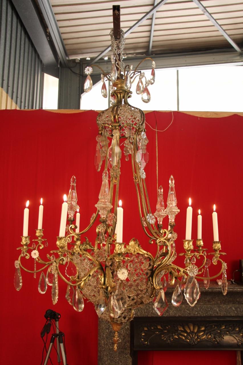 Large bronze chandelier and crystal pendants, 19th century
in good condition, wear to the gilding of the frame
to light with candles (not electrified). Measures: 140 cm high.