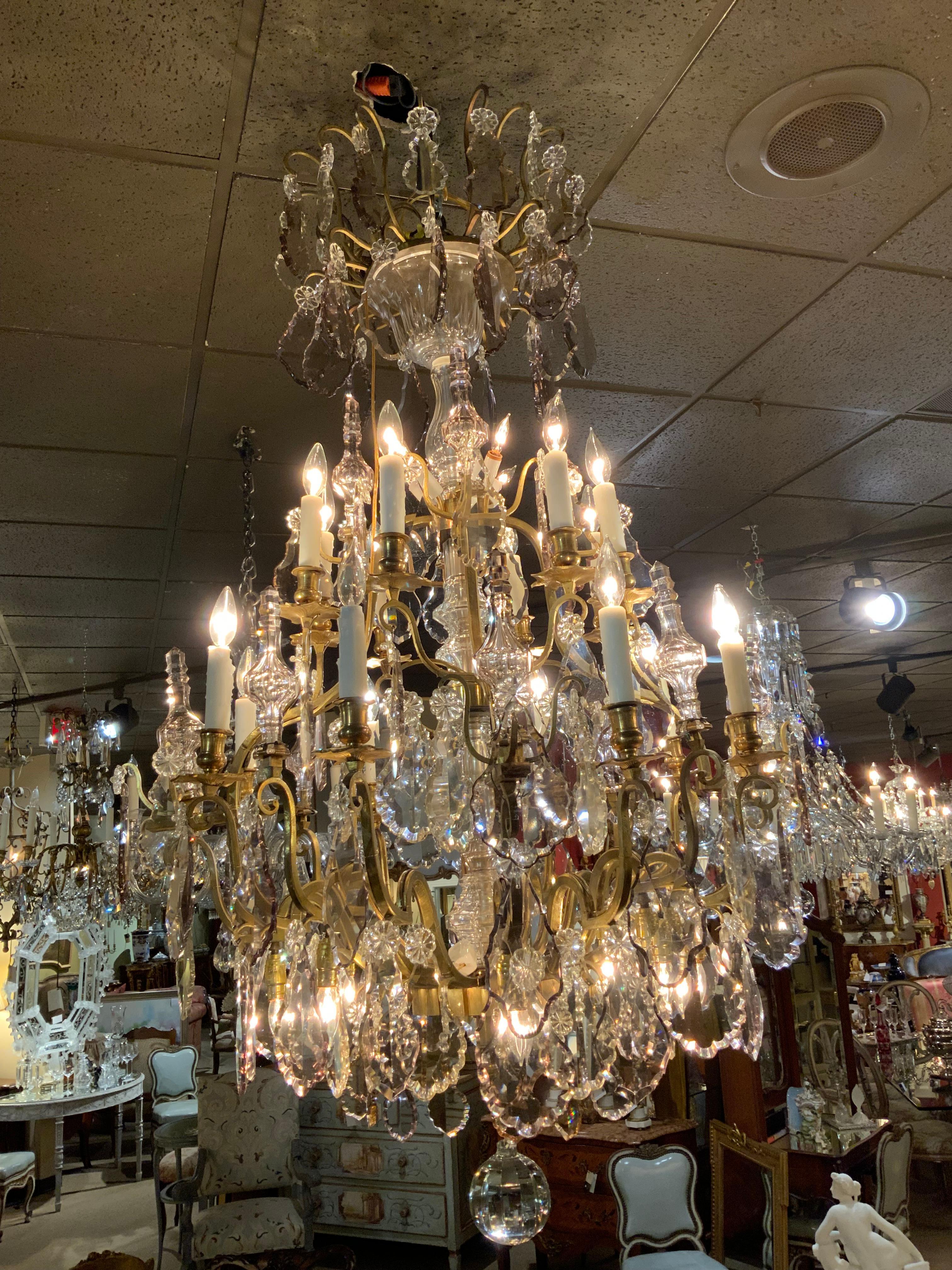 El trabajo en bronce y la escala de esta fina araña hacen que
Es especial. El cristal es muy claro y tiene una mezcla de claro
Y lavanda. Tiene grandes agujas de estilo Baccarat
Tiene 28 luces. El cableado es bueno y está muy limpio
Y listo para
