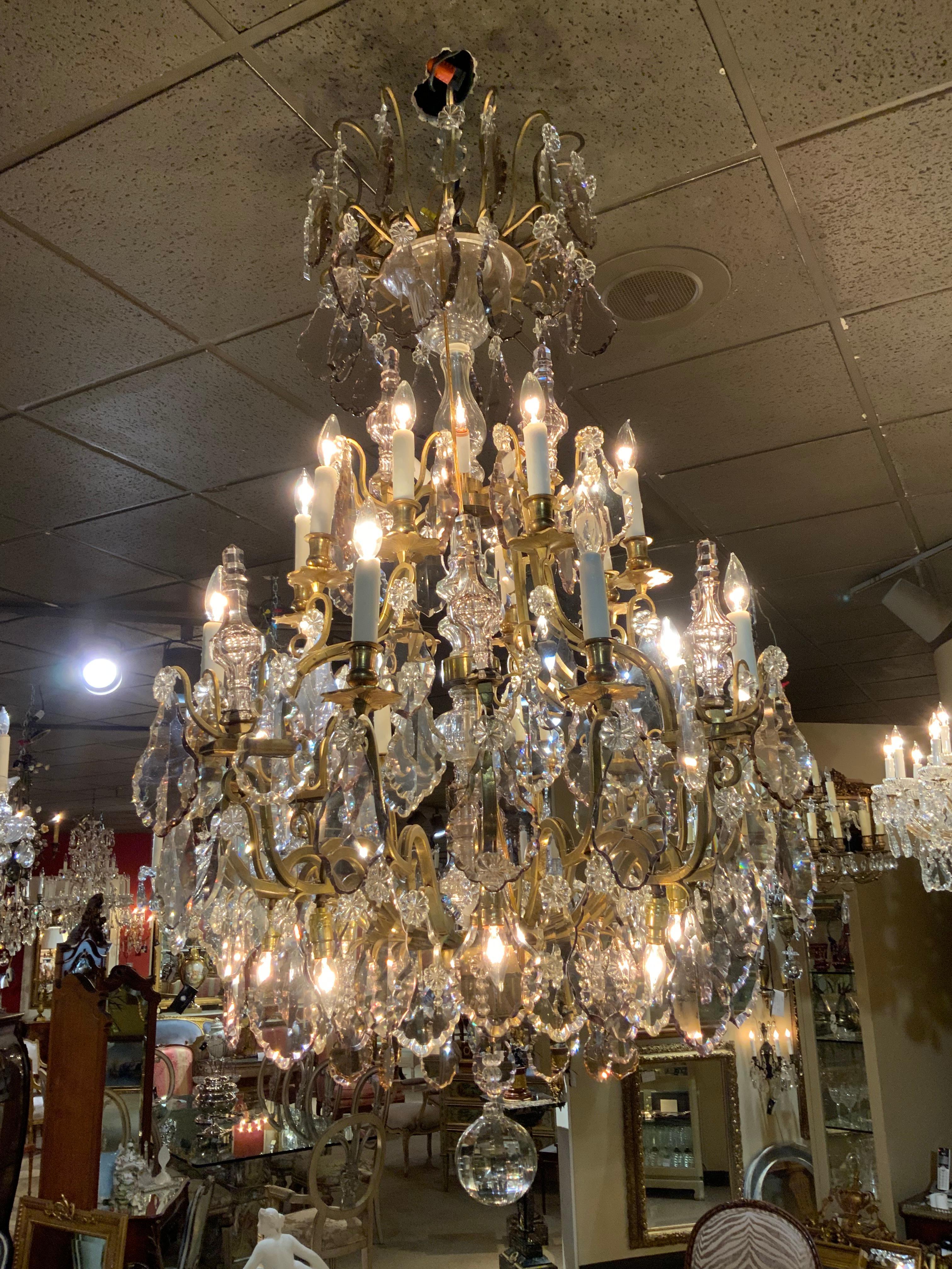 Gran araña de bronce y cristal con cristales transparentes y lavanda en Excelente estado para la venta en Houston, TX