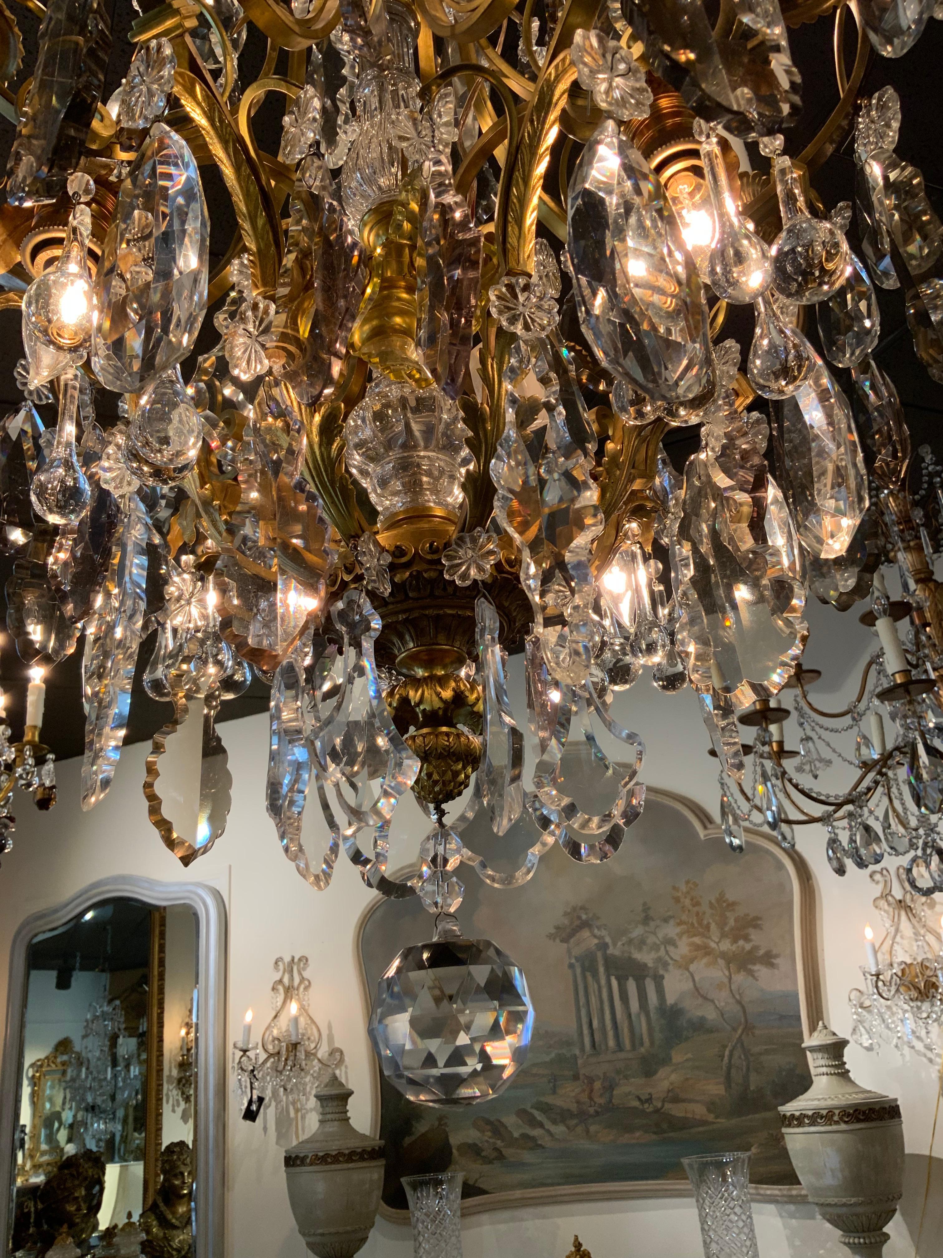 Bronze Large bronze and crystal chandelier with sixteen lights For Sale