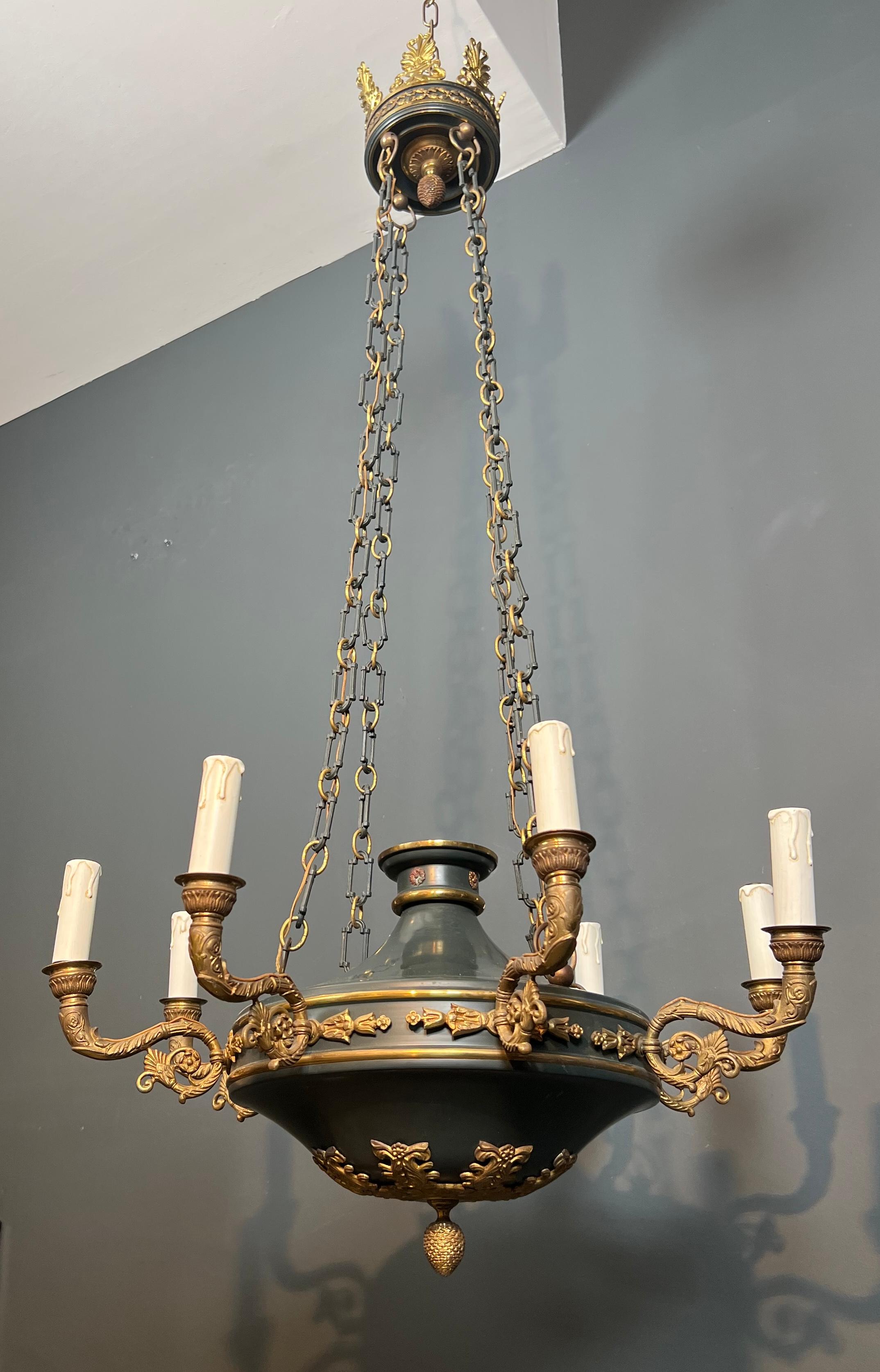 Grand lustre de style Empire en tôle verte et bronze doré décoré d'ornements et de feuilles de palmier. Travail français. Circa 1920