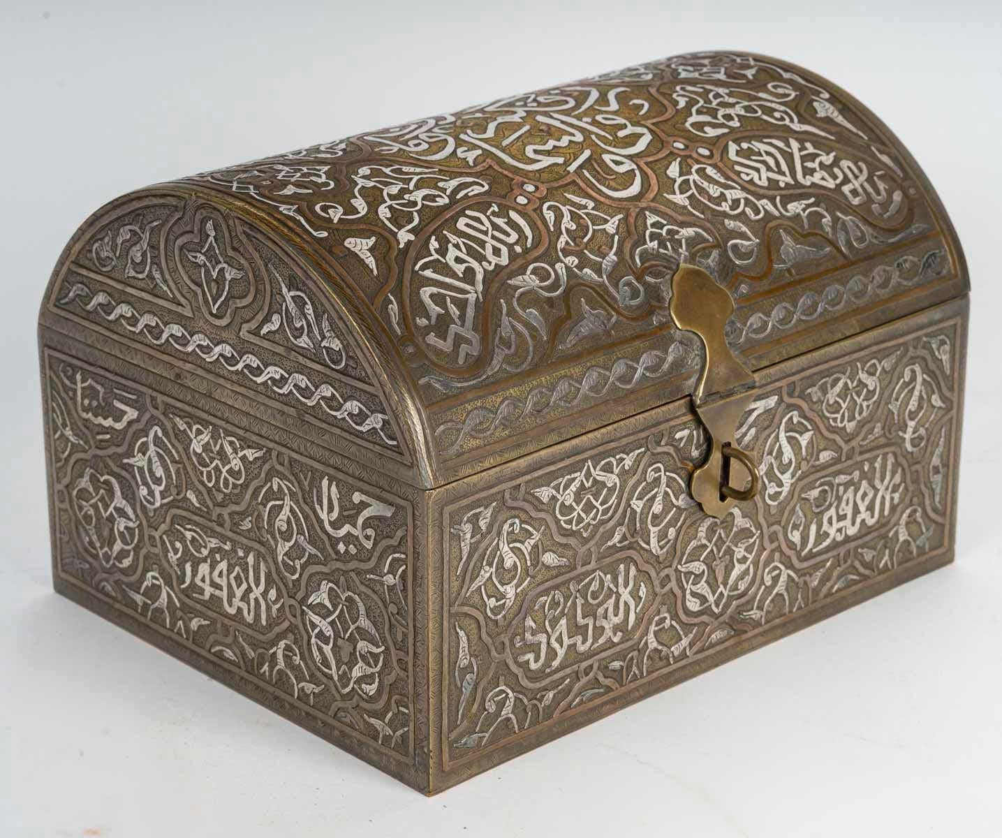 Große Truhe aus Bronze und Silber, orientalisches Werk des 19. Jahrhunderts.

Große orientalische Bronze- und Silberdose aus dem 19. Jahrhundert, Periode Napoleon III.
H: 15,5cm, B: 23cm, T: 18cm