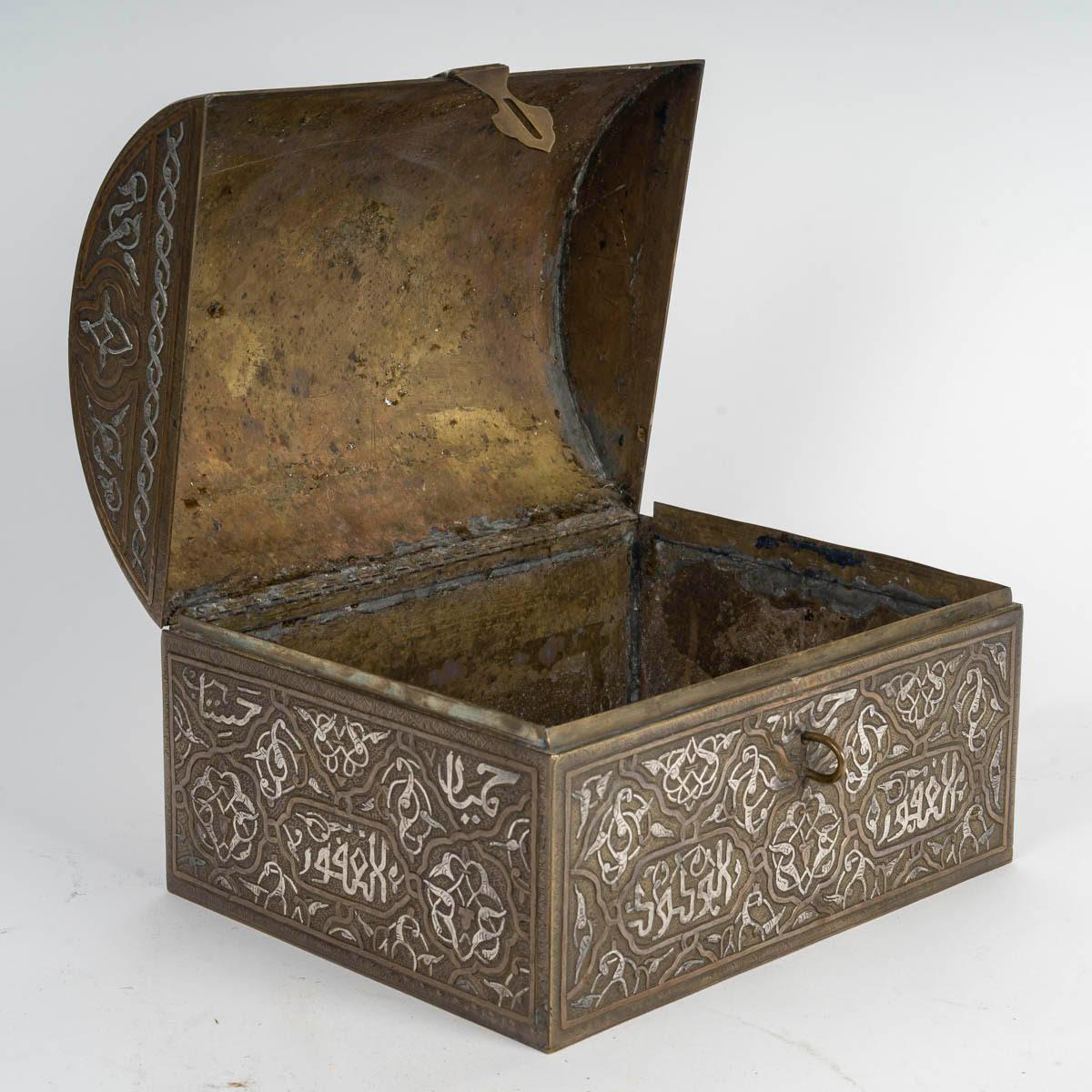 Große Kommode aus Bronze und Silber, orientalisches Werk des 19. Jahrhunderts. (Napoleon III.) im Angebot