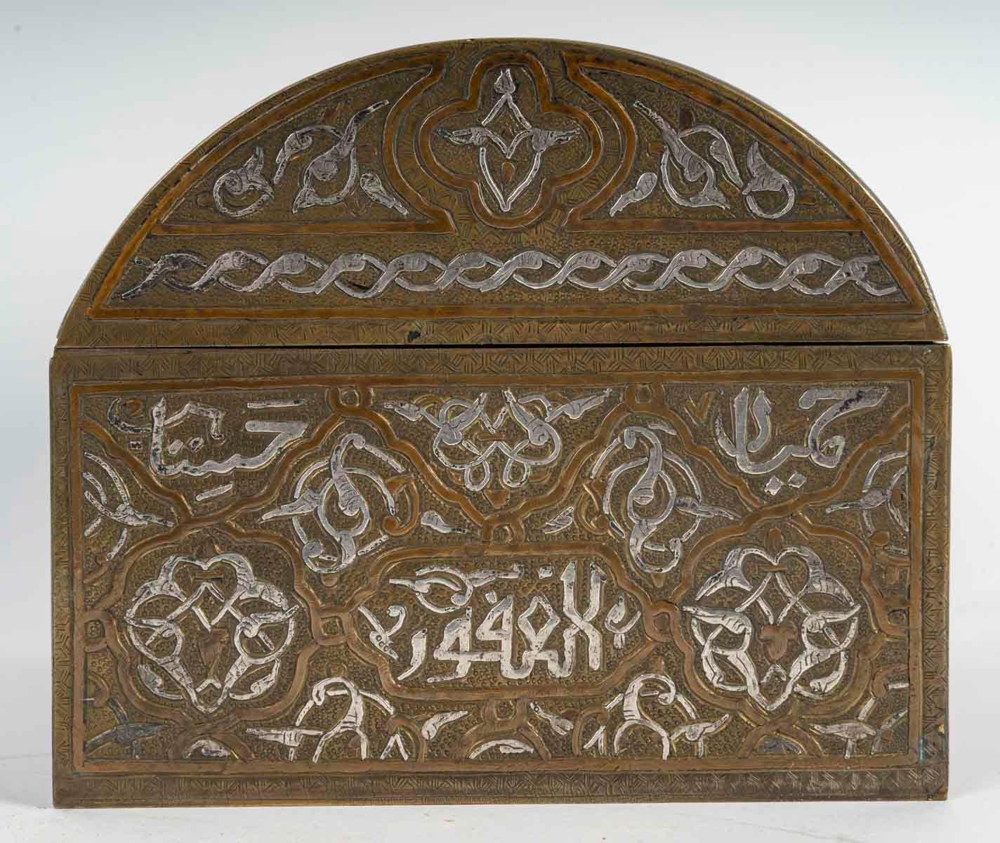 Große Kommode aus Bronze und Silber, orientalisches Werk des 19. Jahrhunderts. (Afrikanisch) im Angebot