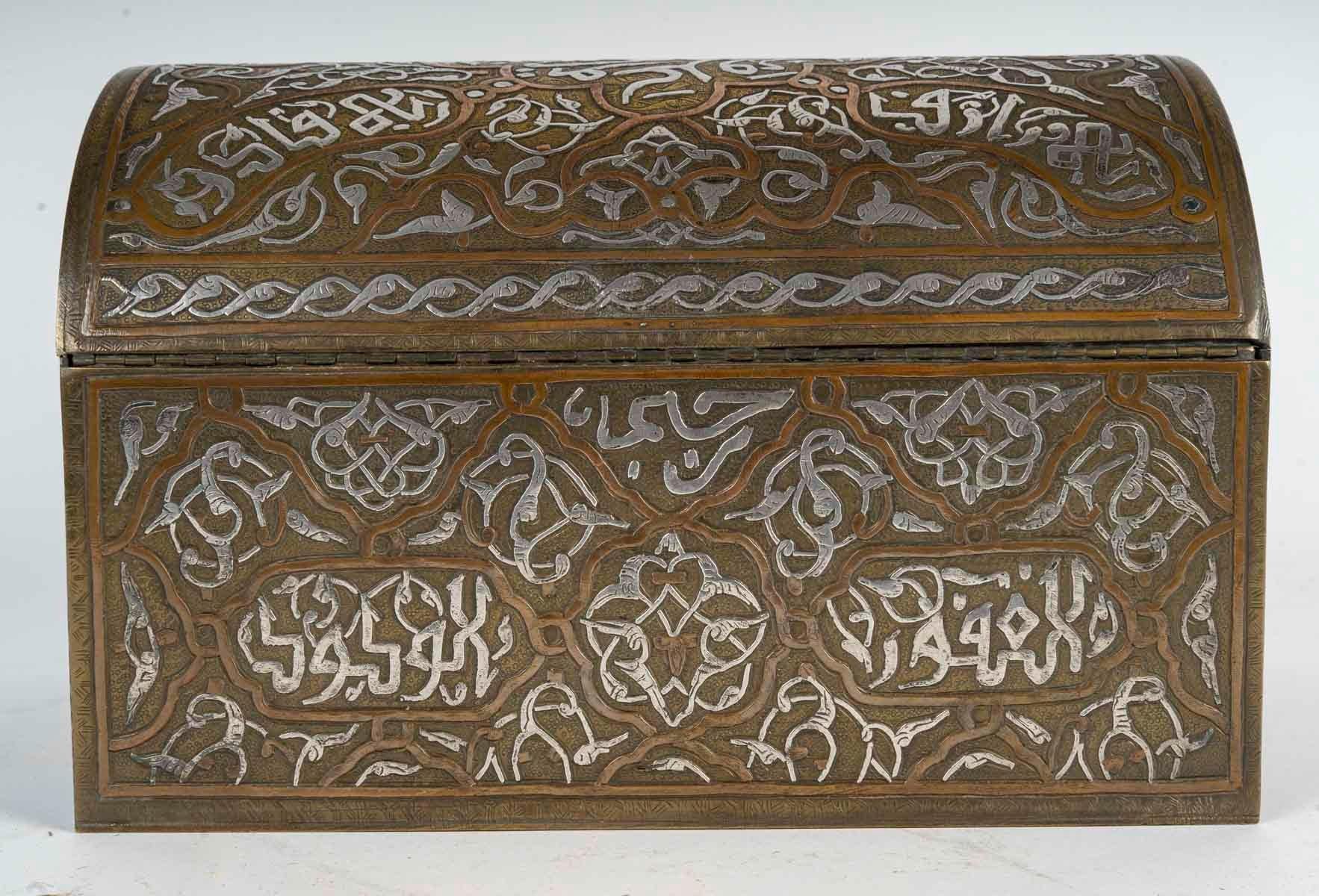 Große Kommode aus Bronze und Silber, orientalisches Werk des 19. Jahrhunderts. im Zustand „Gut“ im Angebot in Saint-Ouen, FR