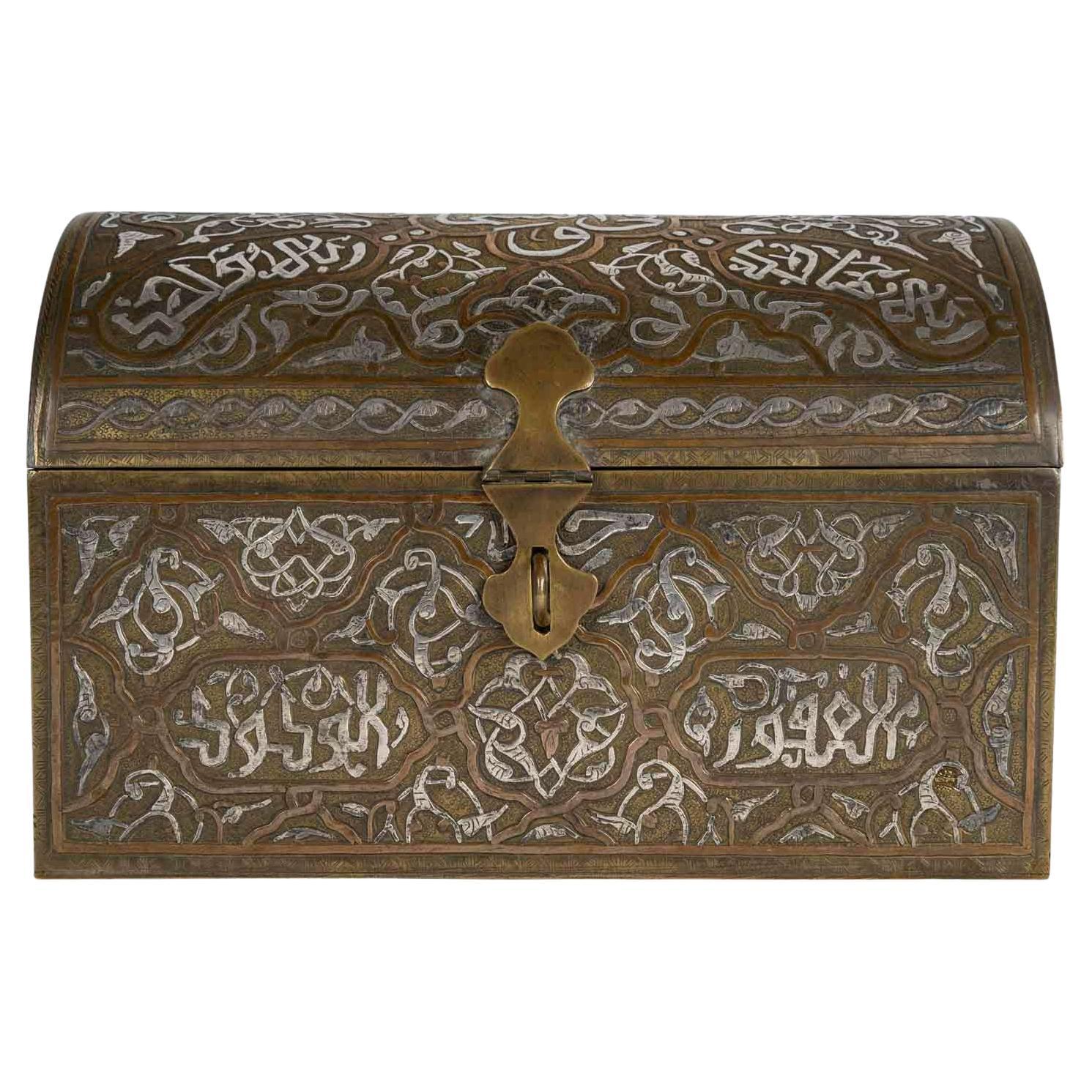 Grand coffre en bronze et argent, œuvre orientaliste du 19e siècle.