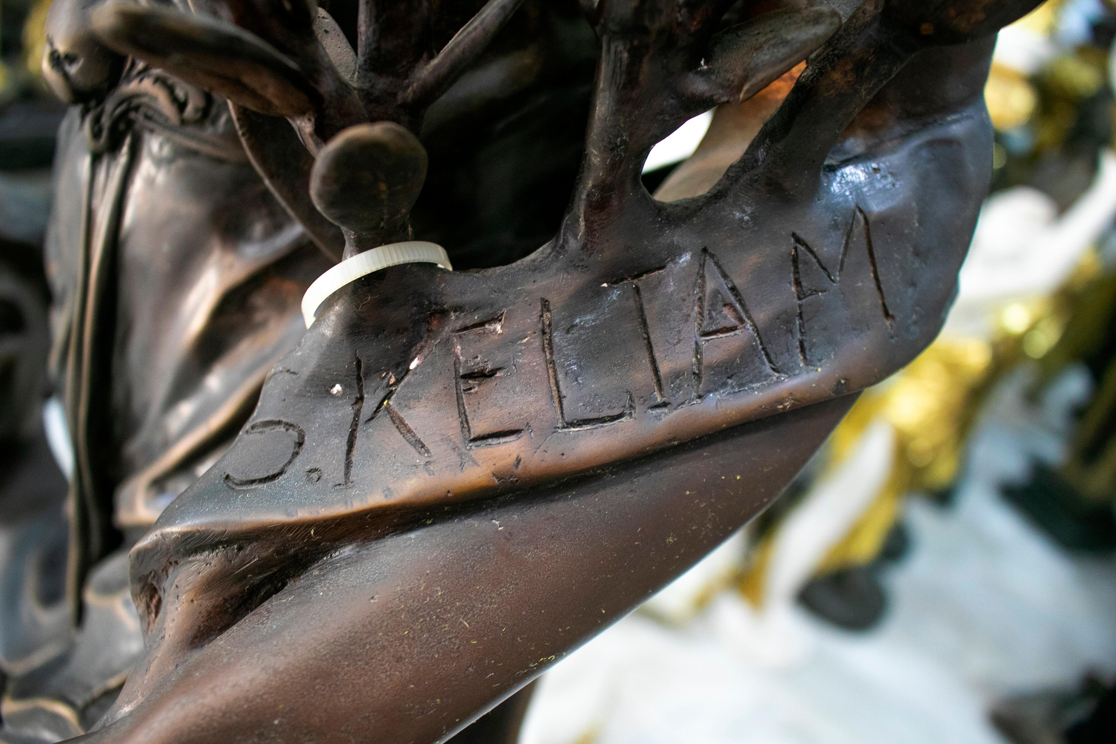 Großer 8-Arm-Kandelaber aus Bronze mit Engels- und Hirtenmotiv, signiert S. Keliam (20. Jahrhundert) im Angebot
