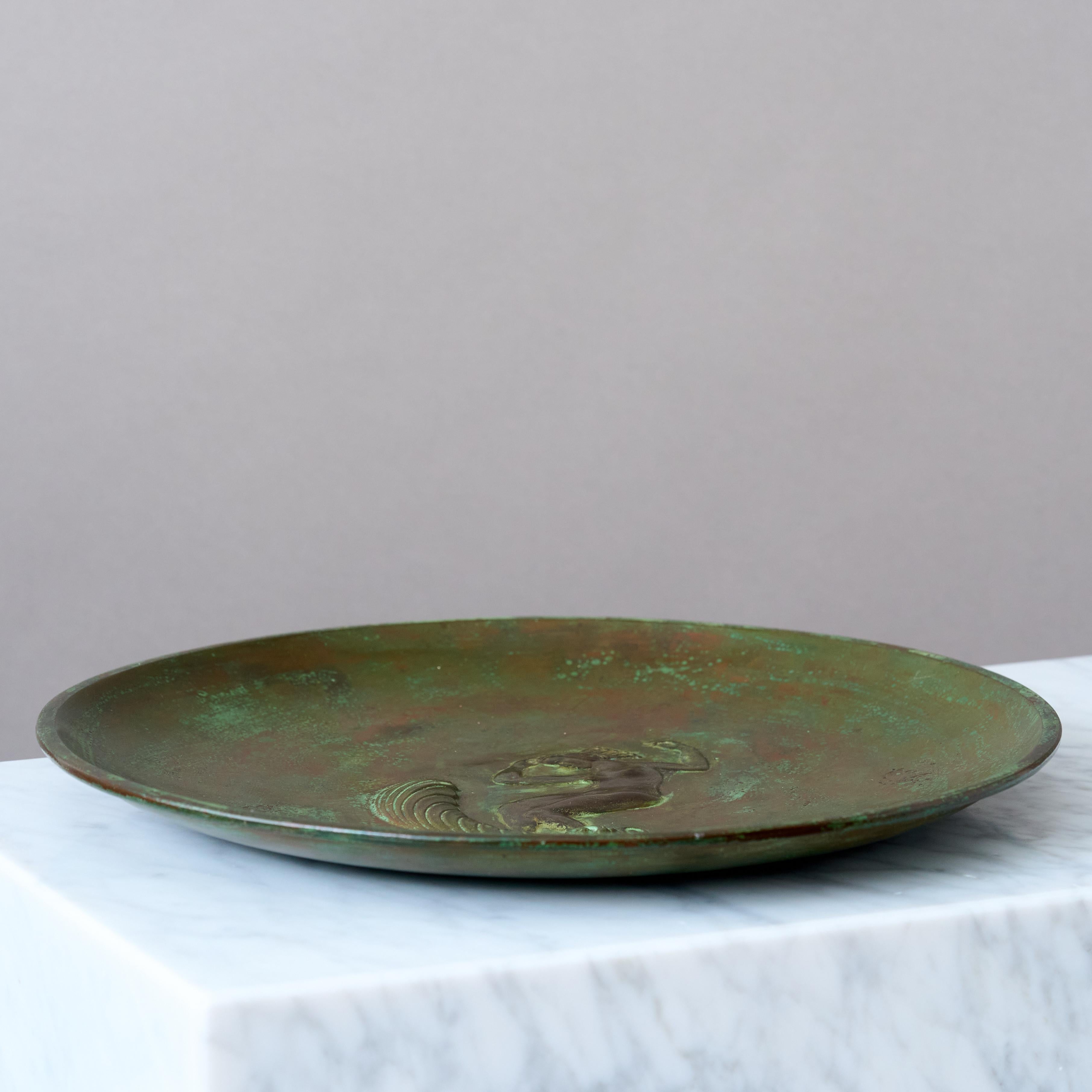 Un grande e bellissimo piatto in bronzo Art déco / Swedish Grace con un'incredibile patina. Decorazione della dea Venere.
Disegnata da Sune Bäckström a Malmoe, Svezia, negli anni '20.  

Ottime condizioni originali. 
Firmato sul fronte. Timbro