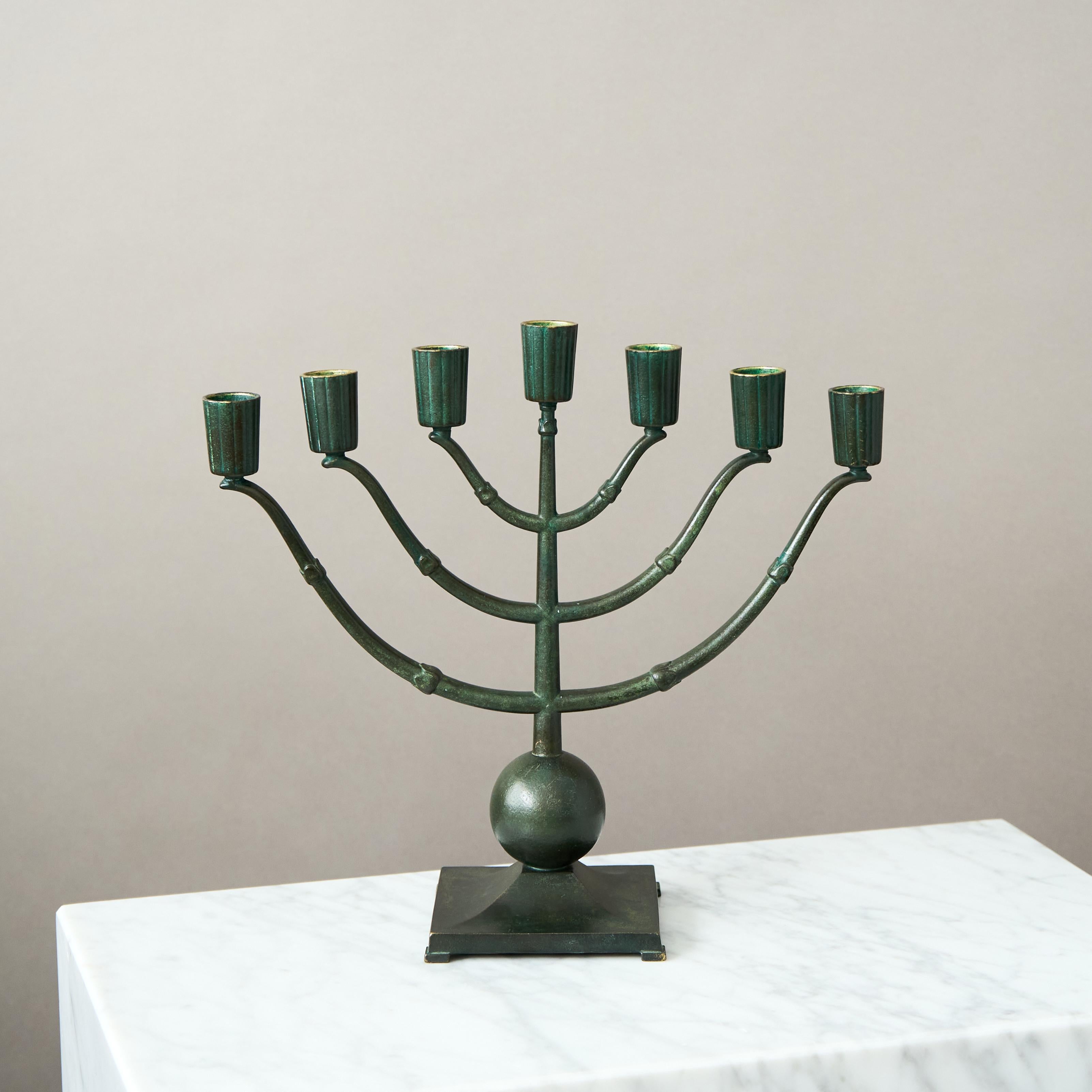 Großer Art-Déco-Kronleuchter aus Bronze für 7 Kerzen von Ystad Brons, Schweden, 1930er Jahre (Gegossen) im Angebot