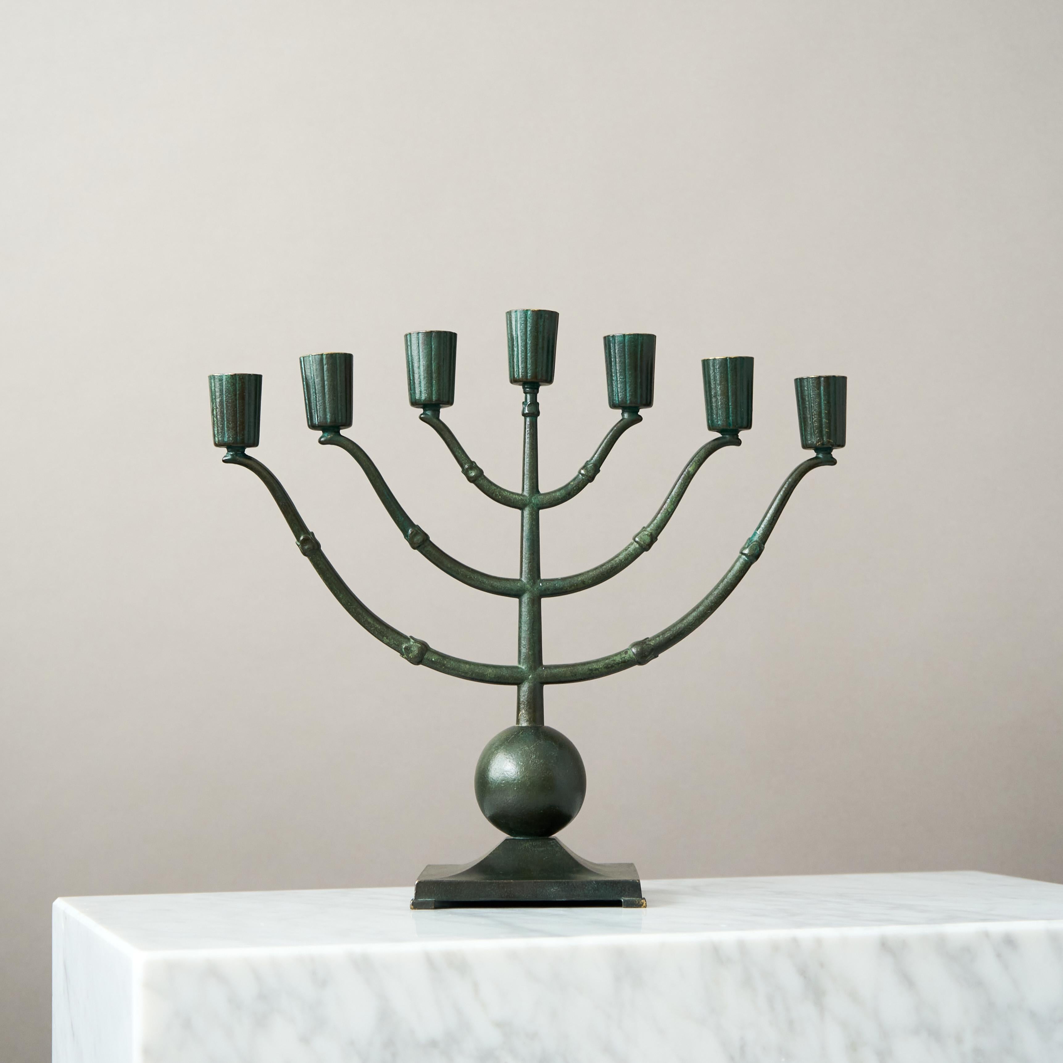 Großer Art-Déco-Kronleuchter aus Bronze für 7 Kerzen von Ystad Brons, Schweden, 1930er Jahre im Zustand „Gut“ im Angebot in Malmö, SE