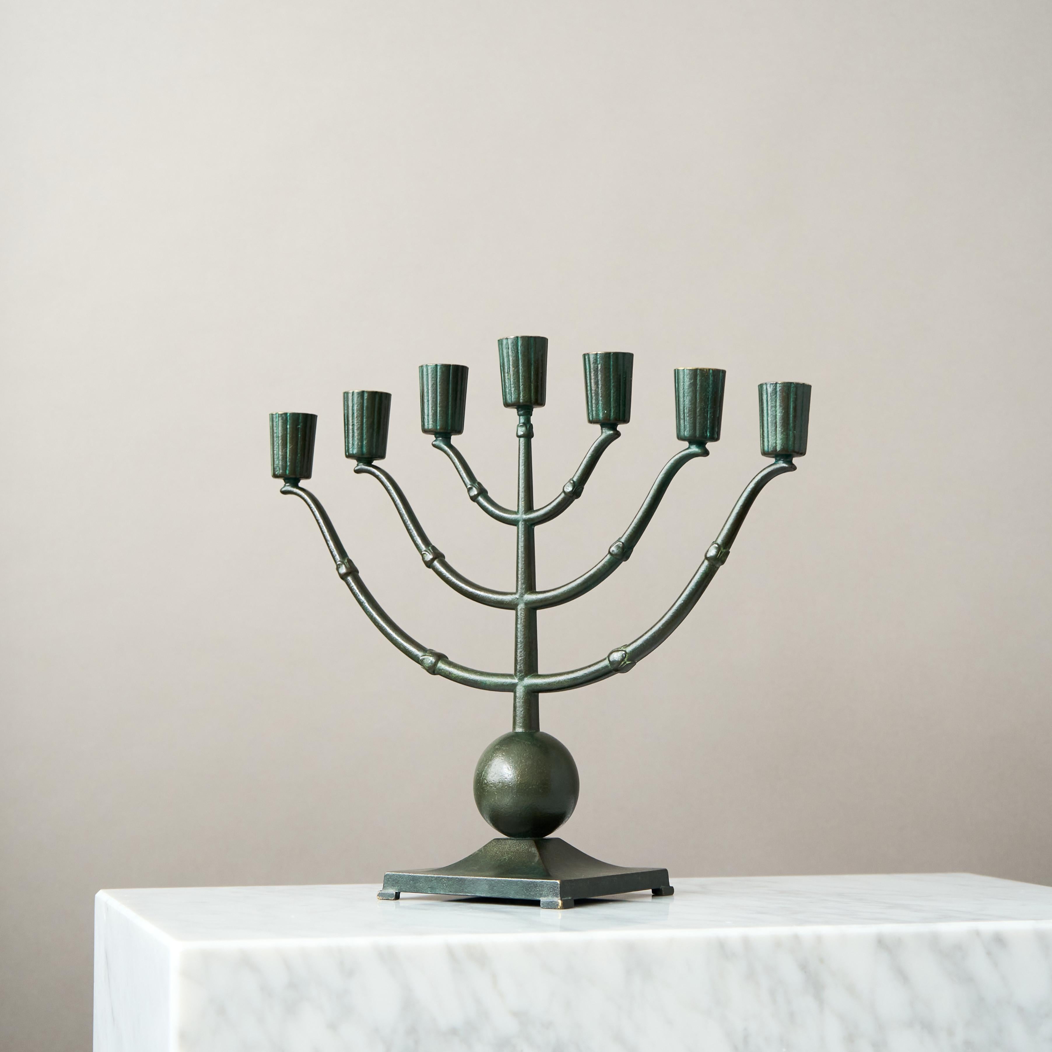 Großer Art-Déco-Kronleuchter aus Bronze für 7 Kerzen von Ystad Brons, Schweden, 1930er Jahre (Mitte des 20. Jahrhunderts) im Angebot