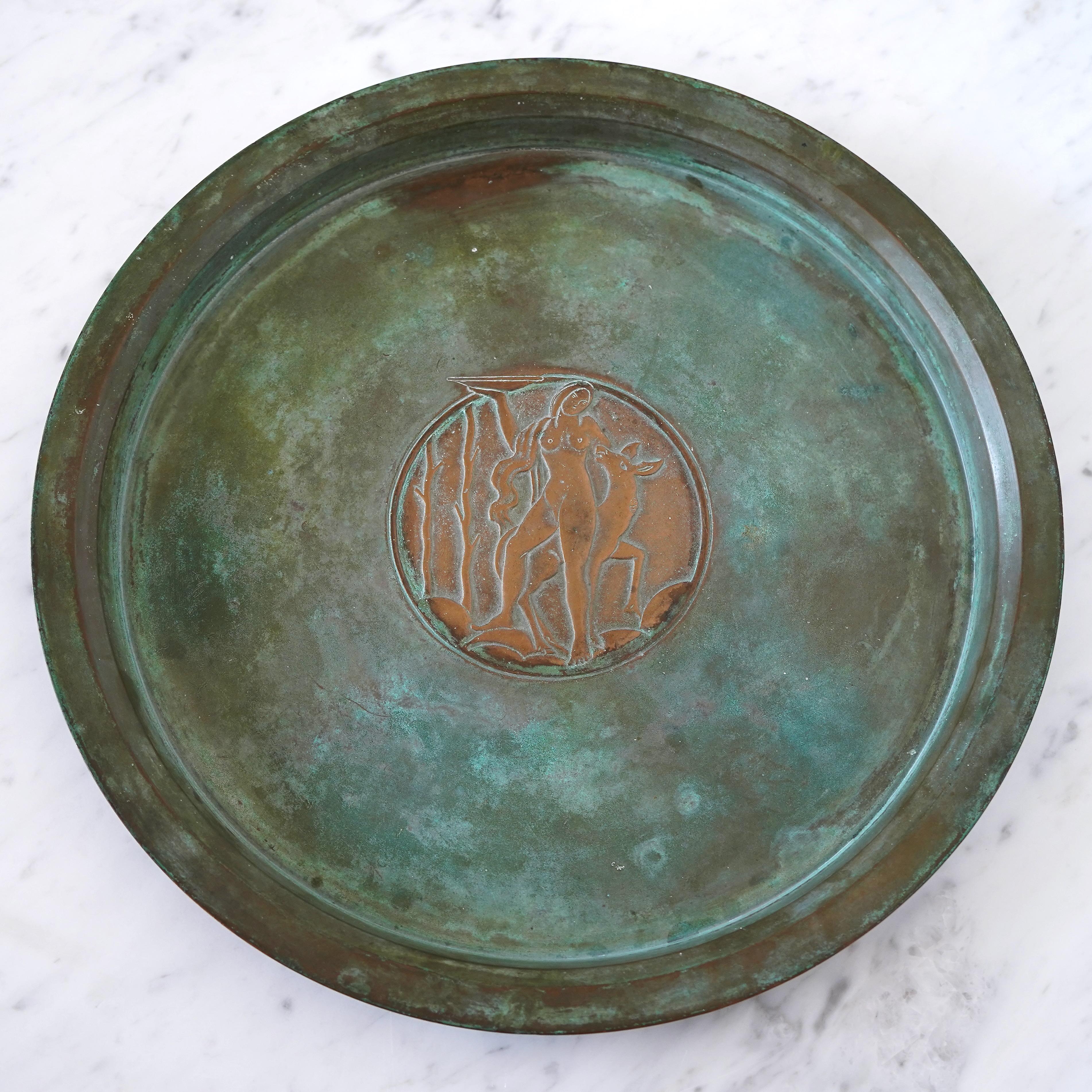 A large and beautiful bronze dish with amazing patina. Decor of goddess Diana with a dear. Art deco / Swedish Grace. Designed by Sune Bäckström in Malmoe, Sweden, 1920s.  

Great condition. 
Stamped 'BRONS'.

Produced by Einar Bäckström