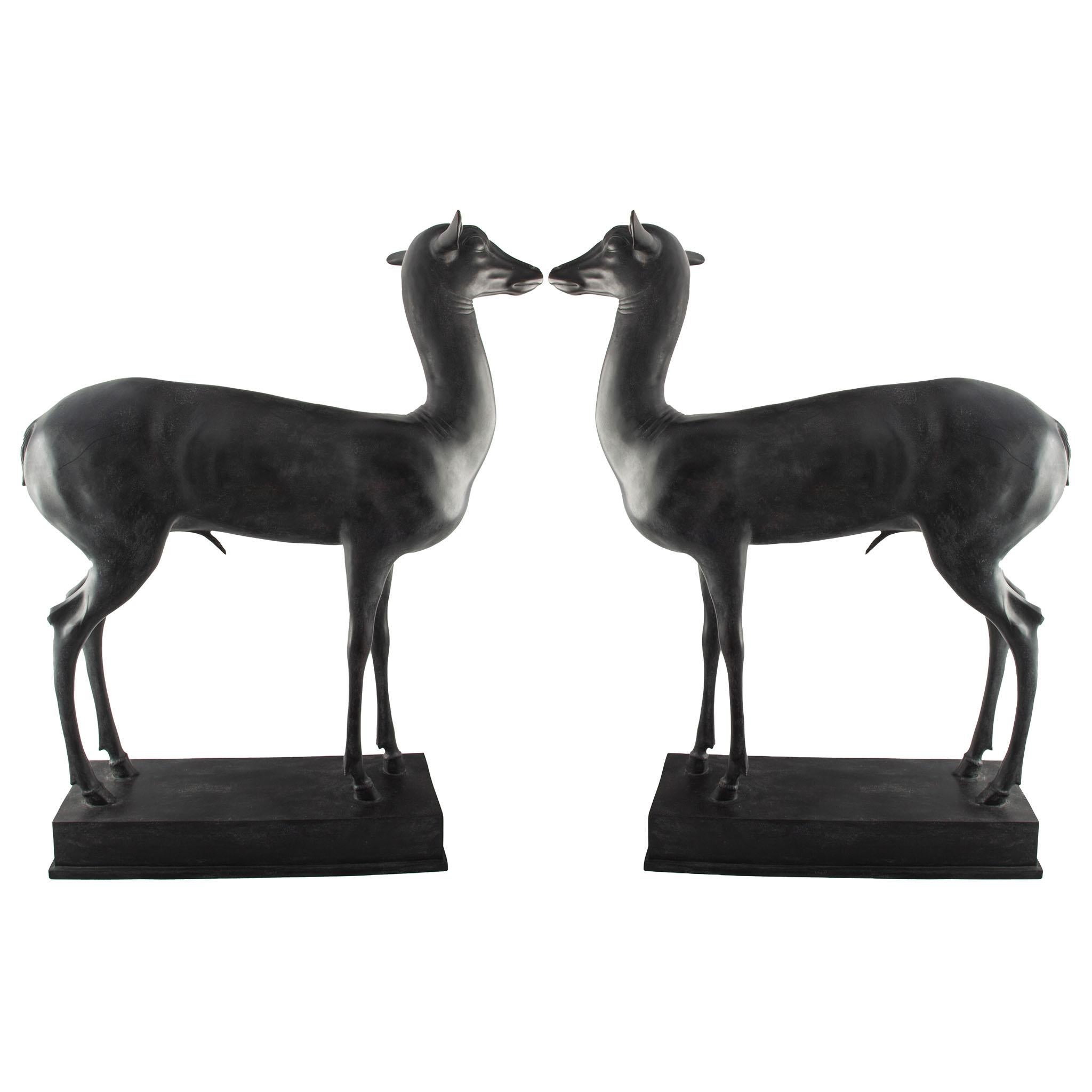 Una raffinata e grande coppia di sculture di cerbiatti in bronzo Art Decor, fuse dalla stimata fonderia italiana Chivrazzi, ognuna delle quali raffigura un giovane cerbiatto stilizzato con arti allungati, un collo sottile e la modellazione liscia e