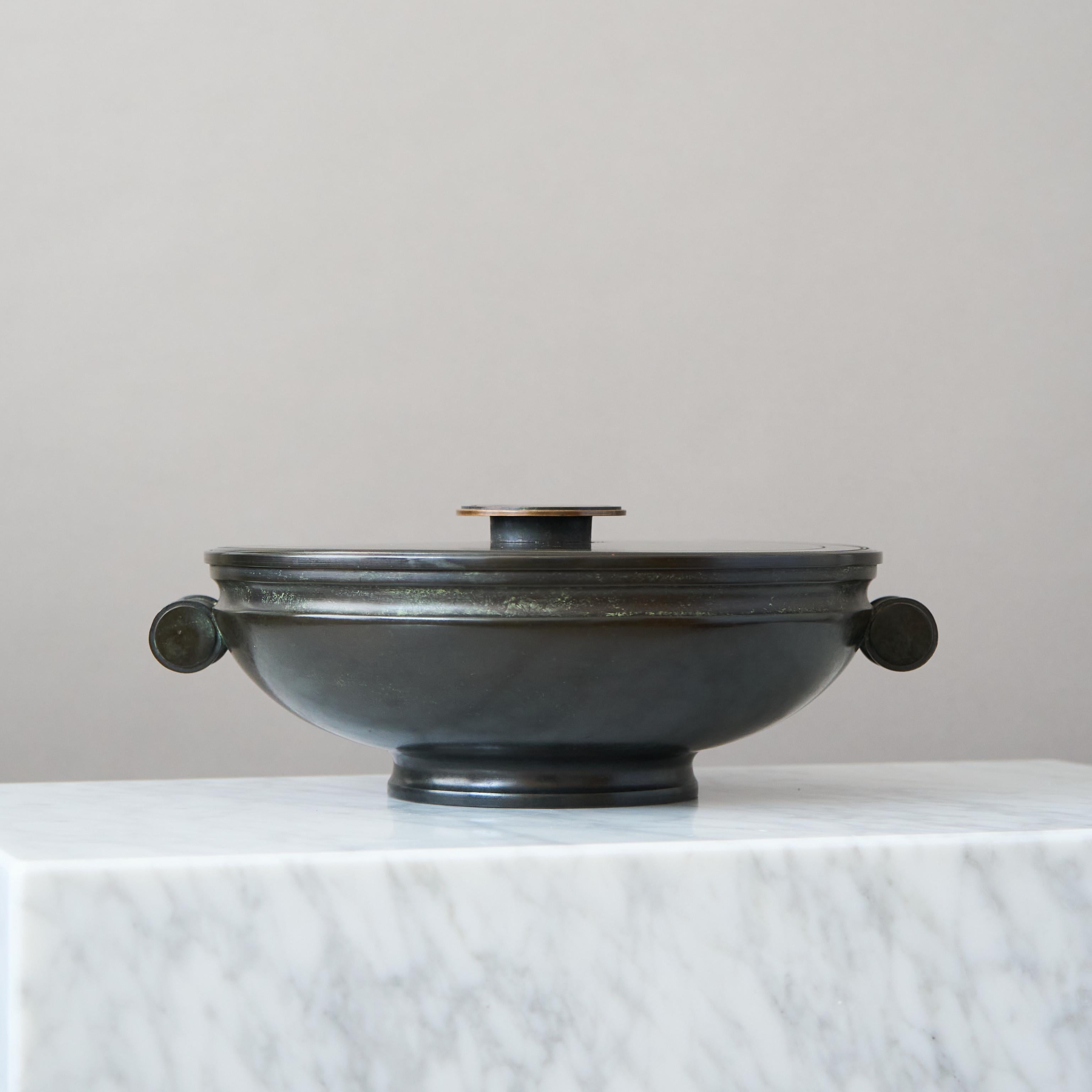 Eine atemberaubende und seltene Art Deco / Schwedische Grace Deckelschüssel aus Bronze mit erstaunlicher Patina. Hergestellt von Nordiska Juvelaktiebolaget, Schweden 1930er Jahre.

Toller Zustand, nur mit einigen leichten Kratzern.
Gestempelt 'ÄKTA