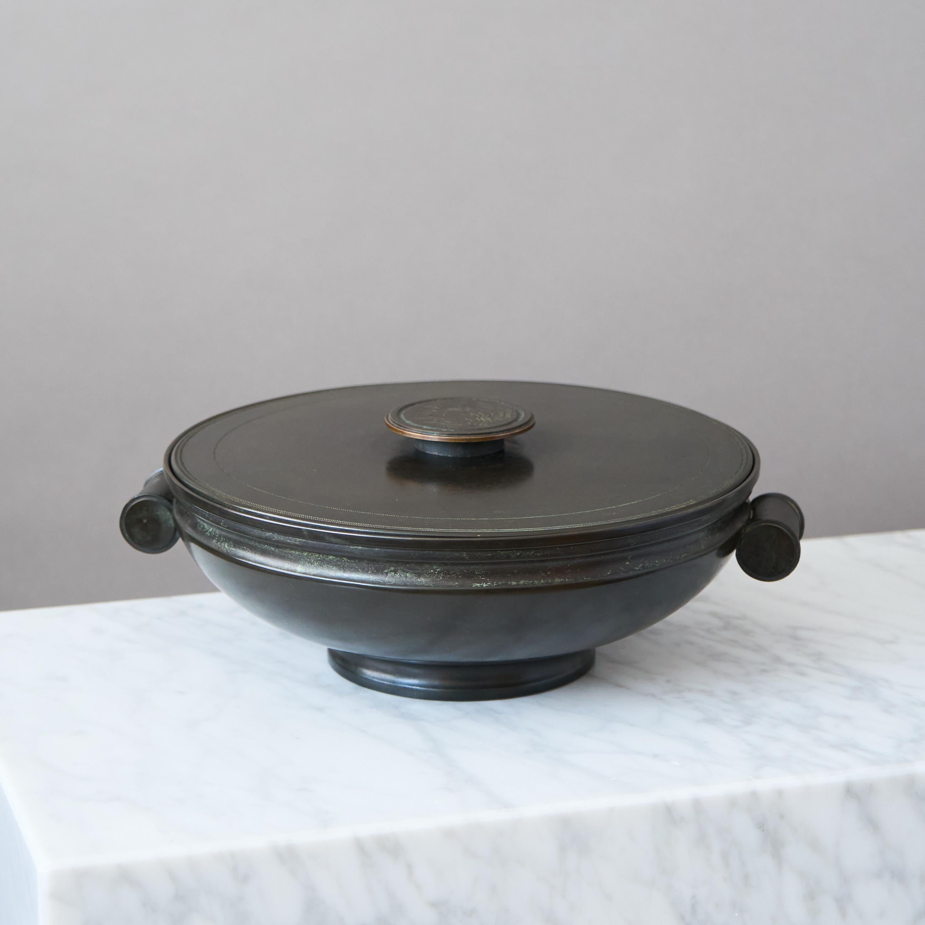 Große Schale mit Deckel aus Bronze von Nordiska Juvelaktiebolaget, Schweden 1930er Jahre (Art déco) im Angebot
