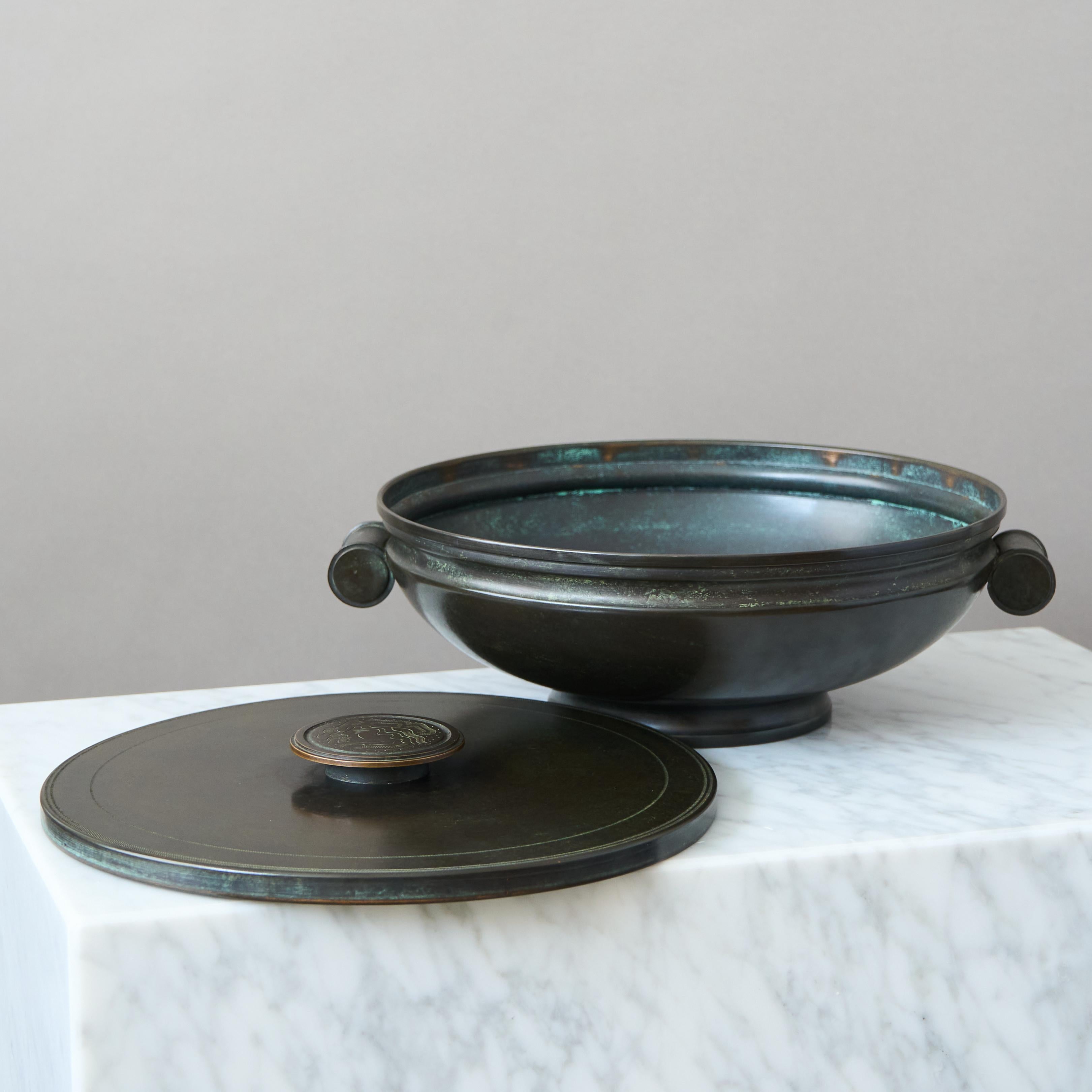 Große Schale mit Deckel aus Bronze von Nordiska Juvelaktiebolaget, Schweden 1930er Jahre (Gegossen) im Angebot