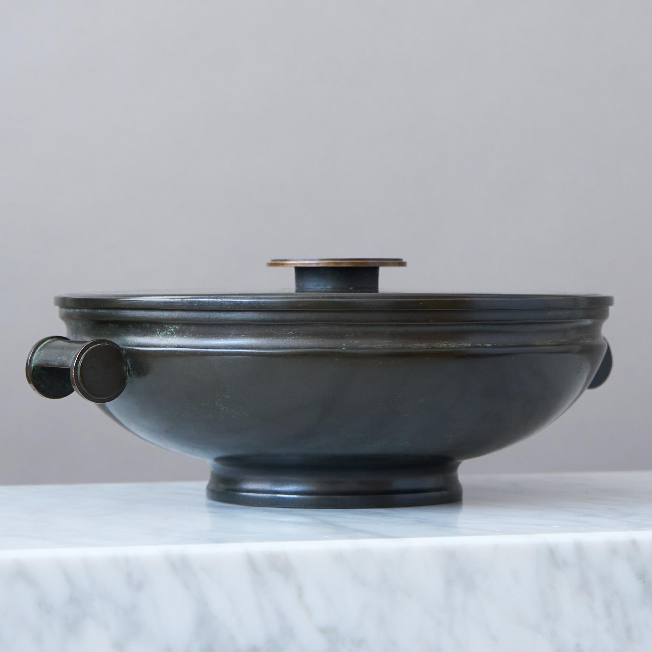 Große Schale mit Deckel aus Bronze von Nordiska Juvelaktiebolaget, Schweden 1930er Jahre (Mitte des 20. Jahrhunderts) im Angebot