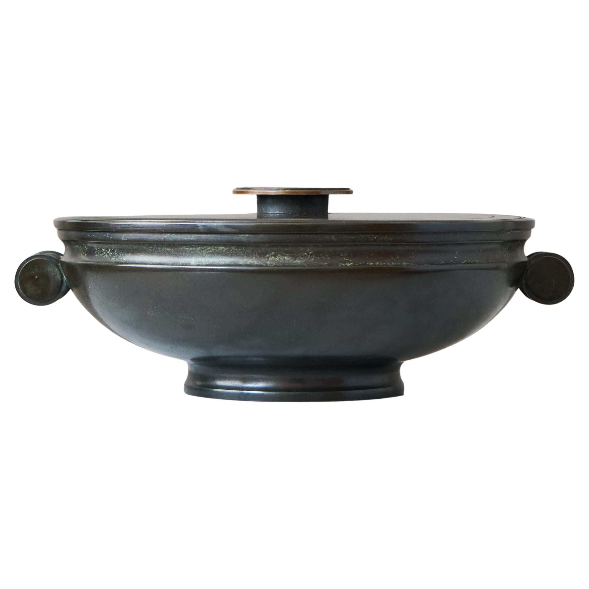 Große Schale mit Deckel aus Bronze von Nordiska Juvelaktiebolaget, Schweden 1930er Jahre im Angebot