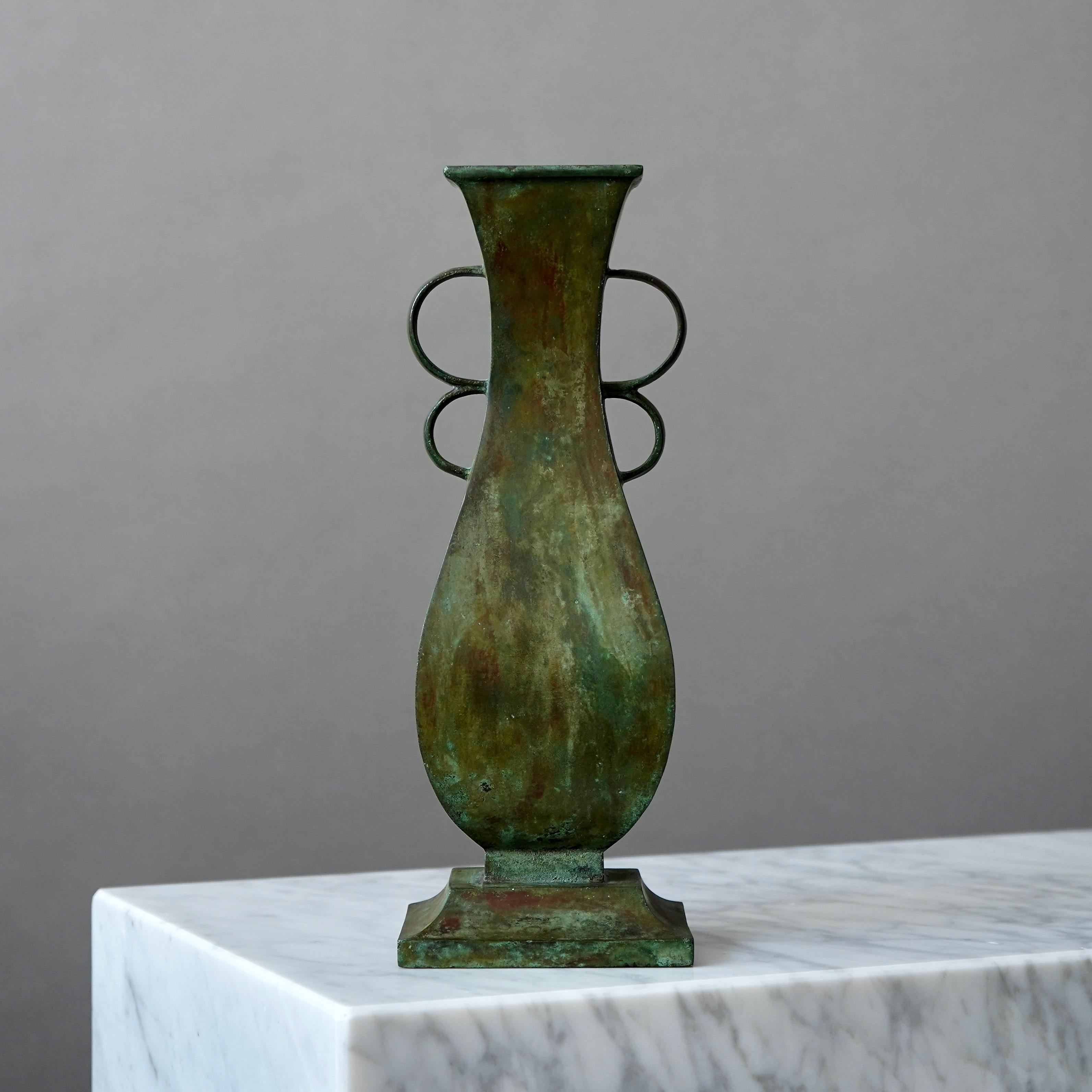 A large and beautiful bronze vase with amazing patina. Designed by Sune Bäckström in Malmoe, Sweden, 1920s.  

Great condition.
Stamped 'BRONS', model number '9017' and signature 'Sune Bäckström'.

Produced by Einar Bäckström Metallvarufabrik in