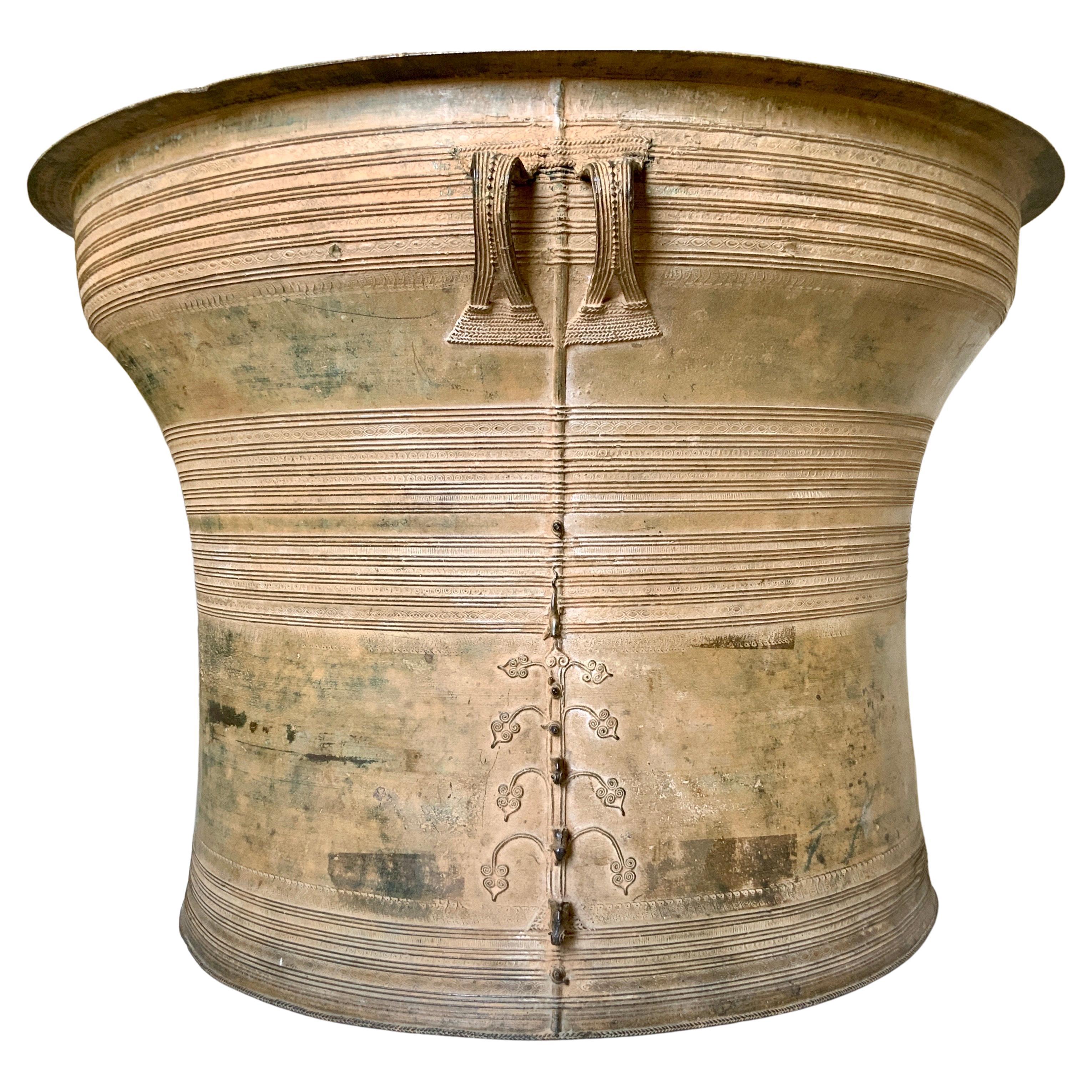 20ième siècle Grande table d'appoint asiatique à tambour de pluie en bronze en vente