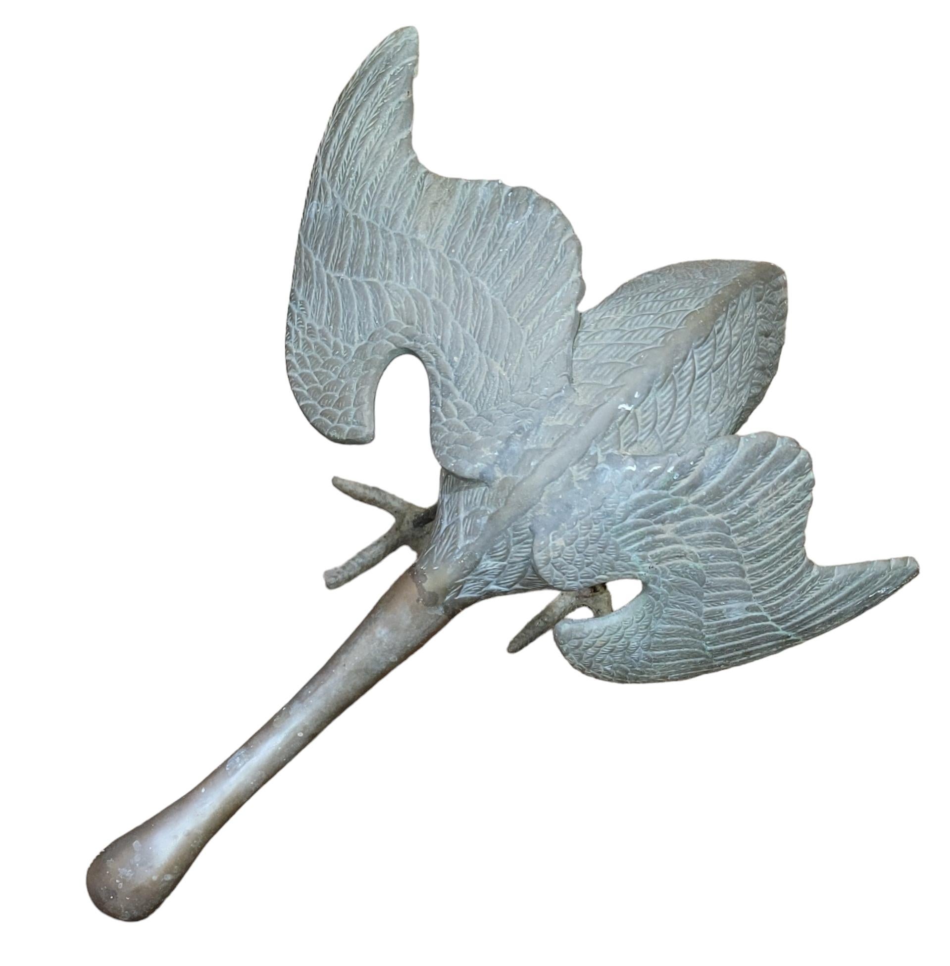 Grande statue d'oiseau en bronze pour le jardin. Cette statue animée représente une grue en train d'atterrir ou de décoller pour prendre son envol. L'envergure de 15 pouces et l'angle des ailes donnent une impression d'action à la statue. Le cou est